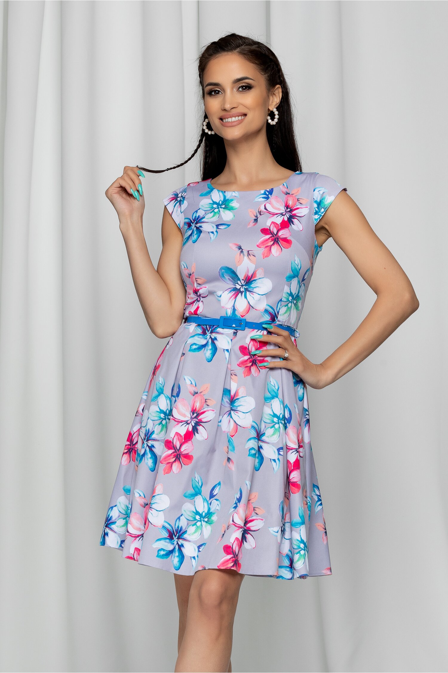 Rochie ilknur gri cu imprimeu floral si pliuri mari