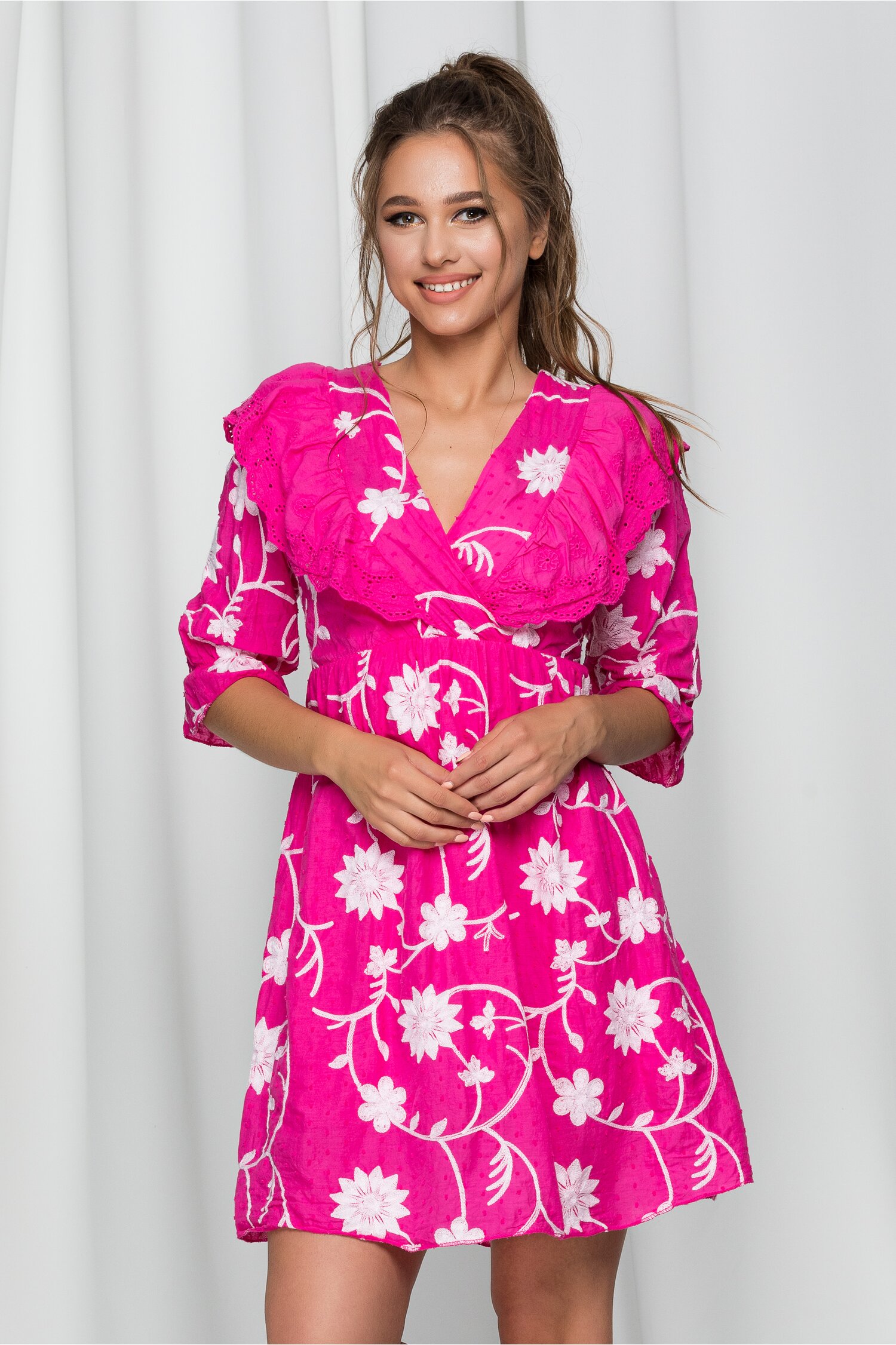 Rochie ina fuchsia cu model ajurat si spatele gol