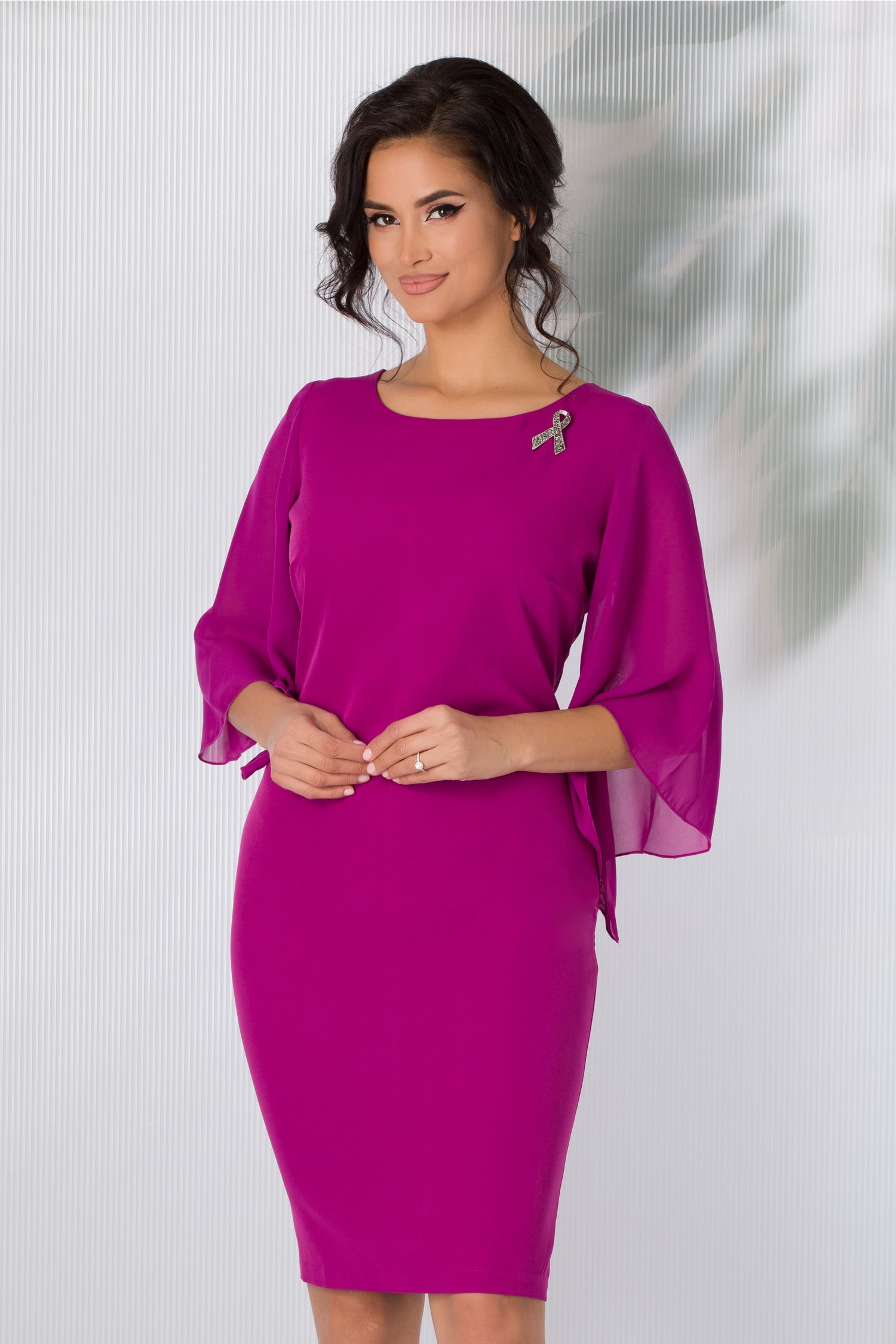 Rochie iulia fucsia cu manecile trei sferturi din voal