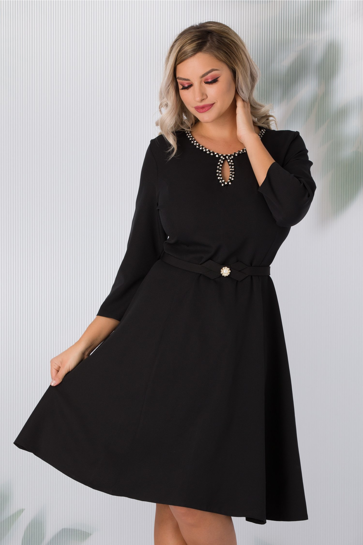 Rochie ivette neagra cu maneci trei sferturi si decolteu accesorizat