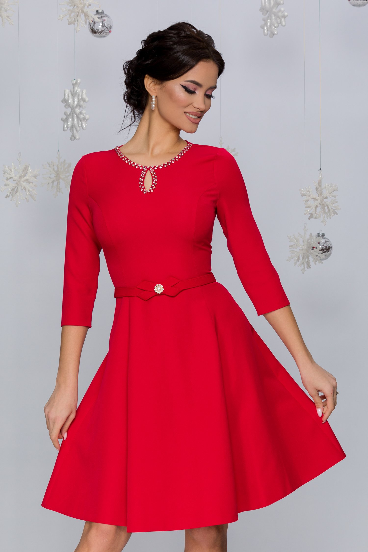 Rochie Ivette rosie cu maneci trei sferturi si decolteu accesorizat