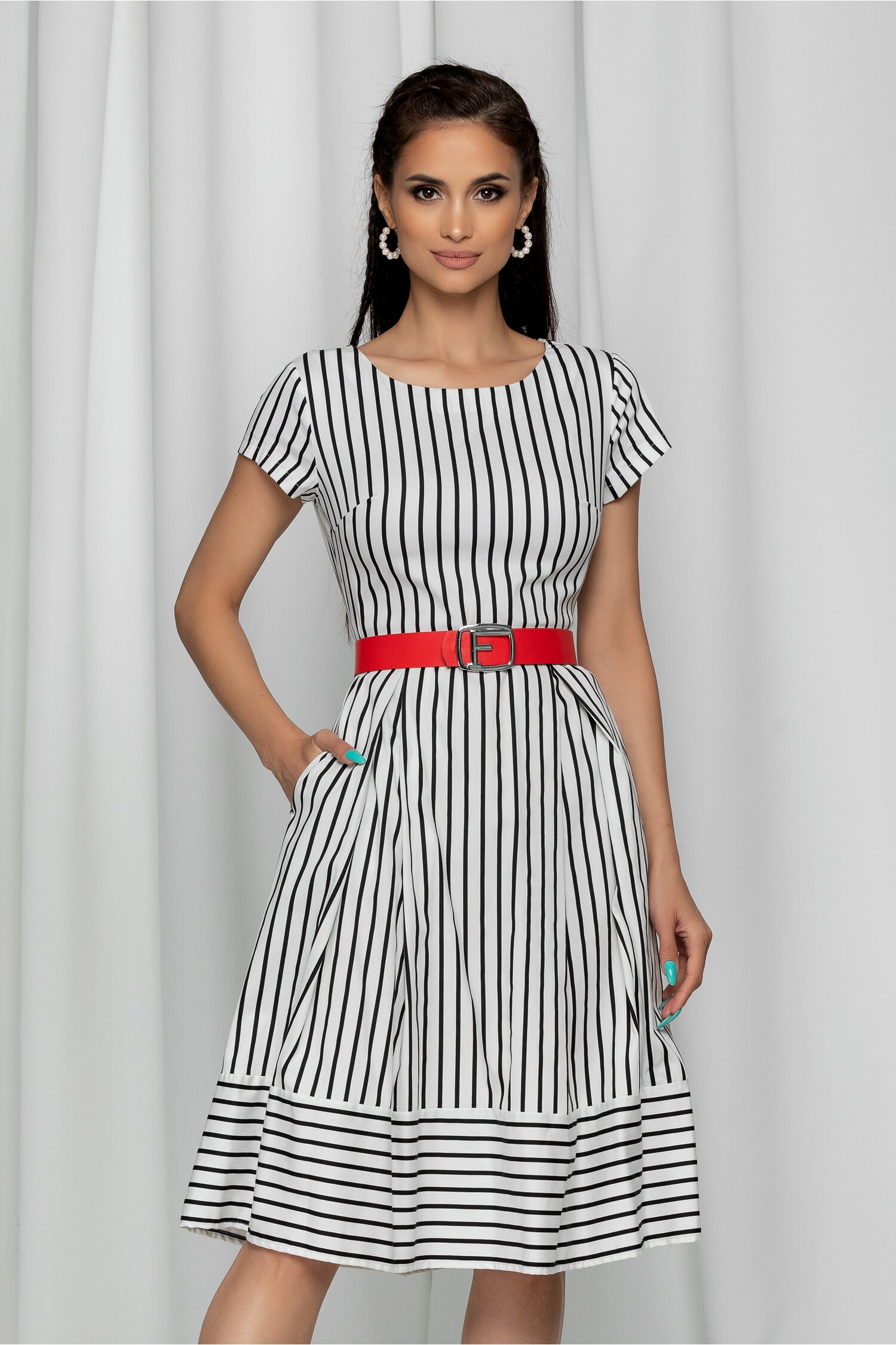 Rochie izabelle alba cu decolteu rotund si dungi negre