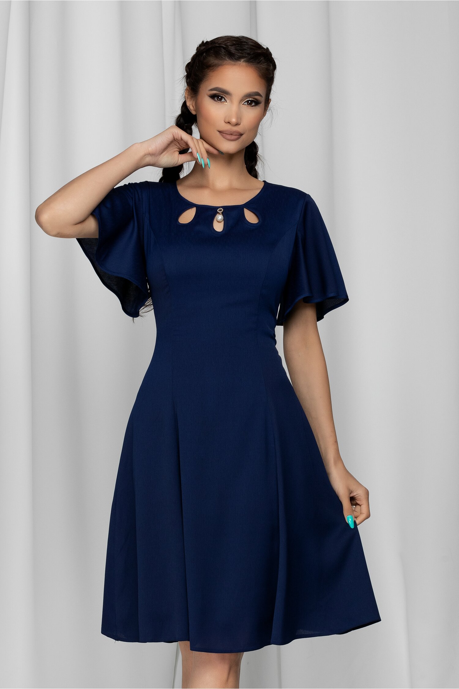 Rochie jes bleumarin cu decupaje la decolteu si accesoriu tip bijuterie