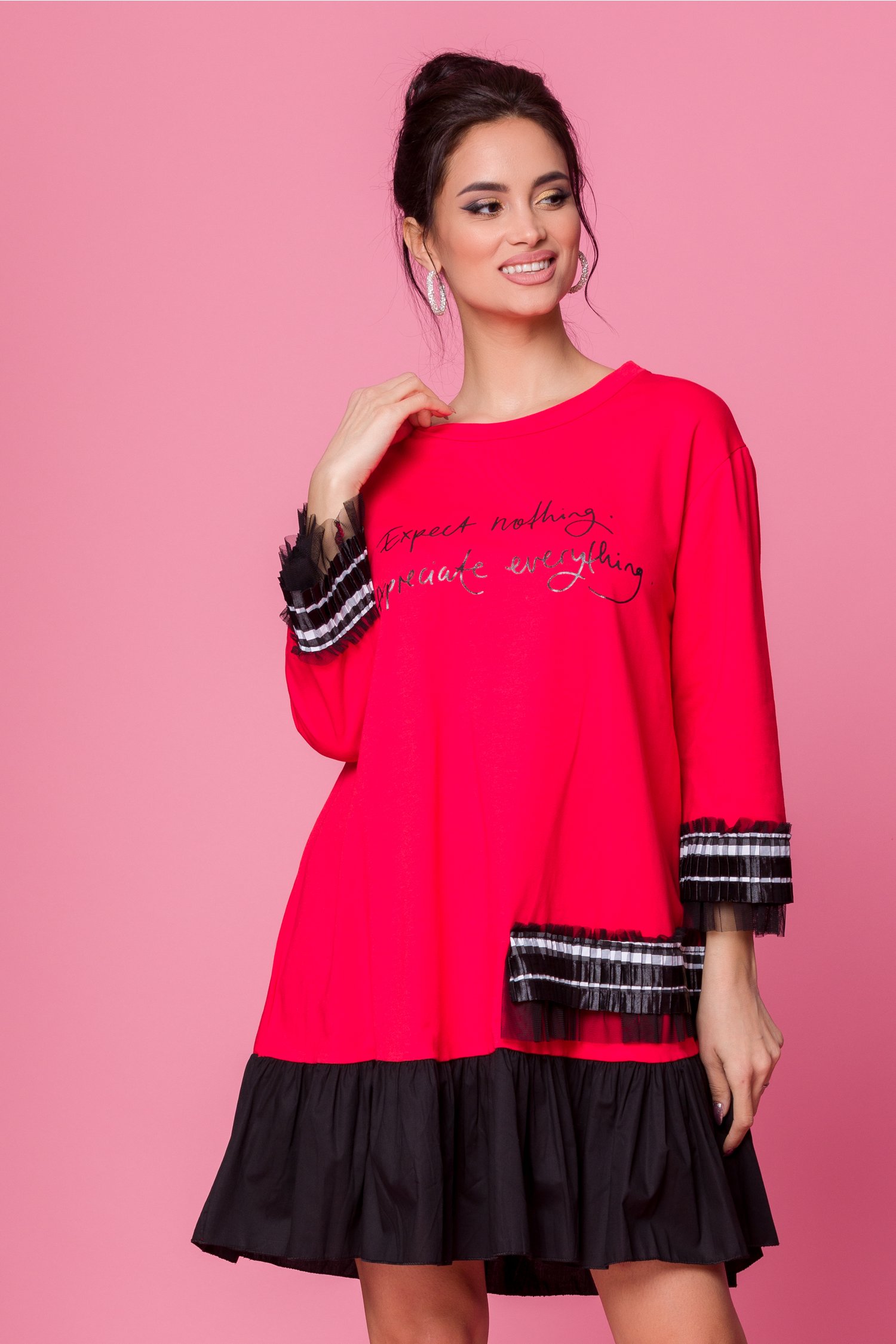 Rochie kely rosie cu mesaj imprimat si volanase