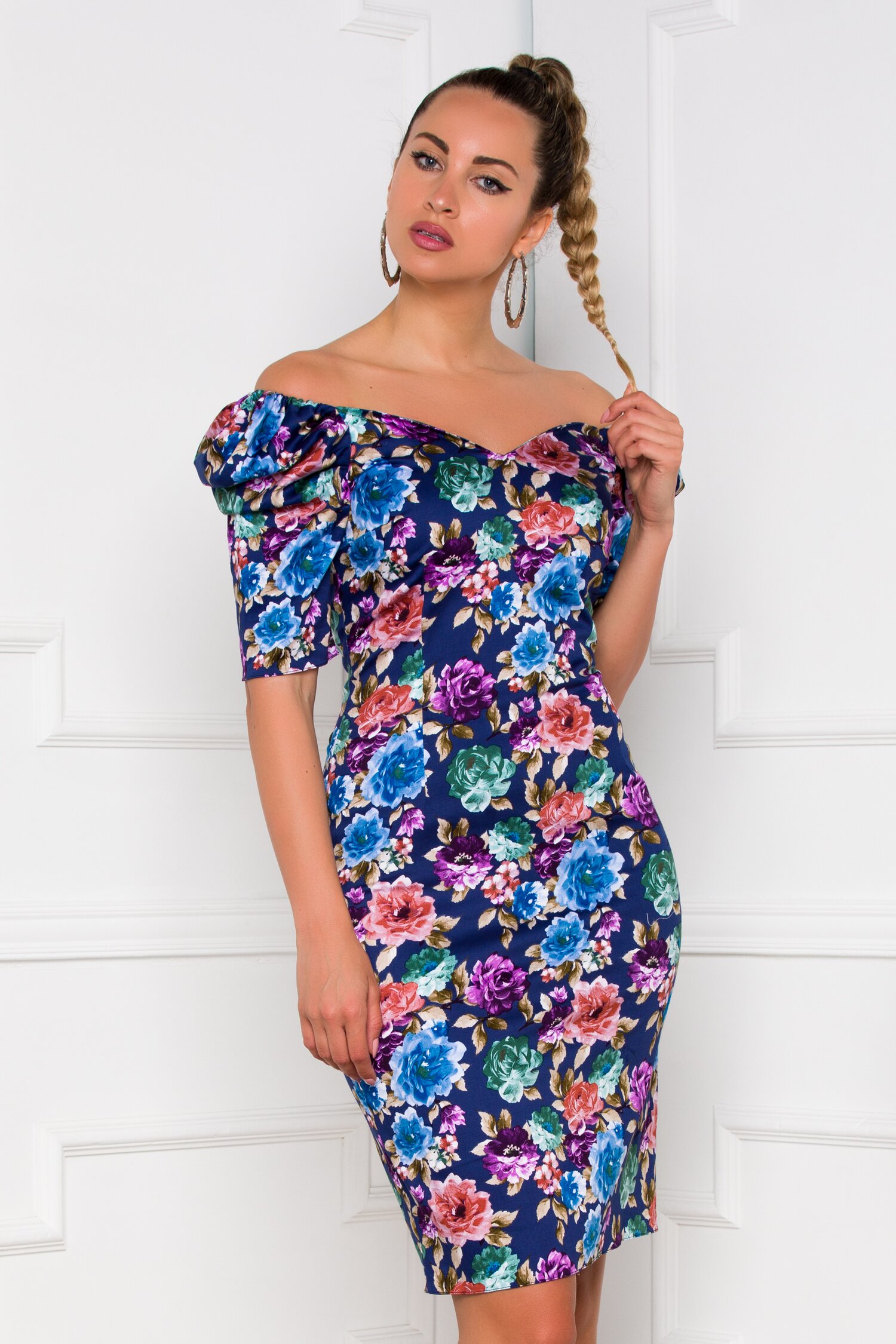 Rochie Kimberly bleumarin cu imprimeuri florale multicolore si umeri bufanti
