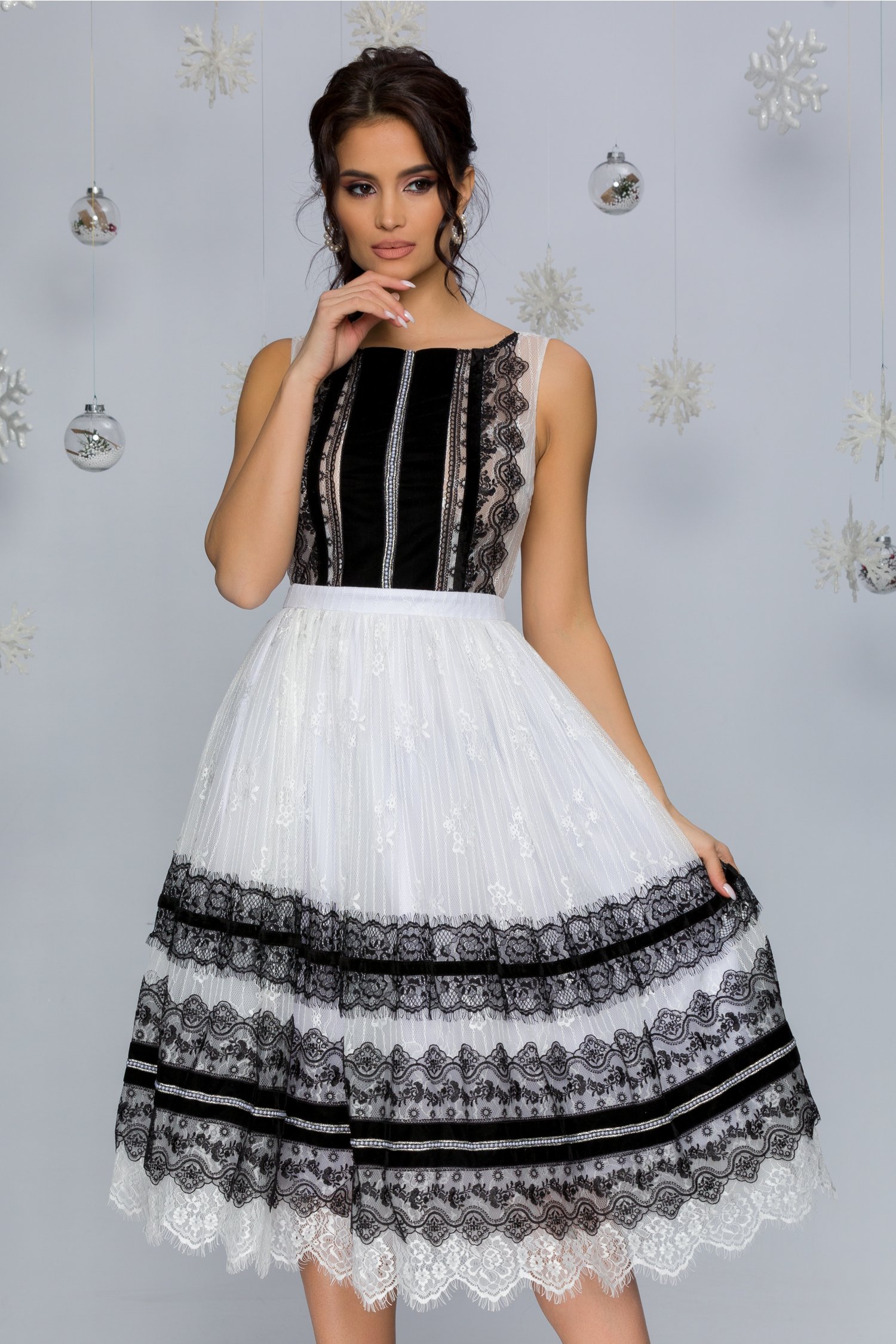 Rochie ladonna alba cu dantela chantilly si insertii din catifea negre