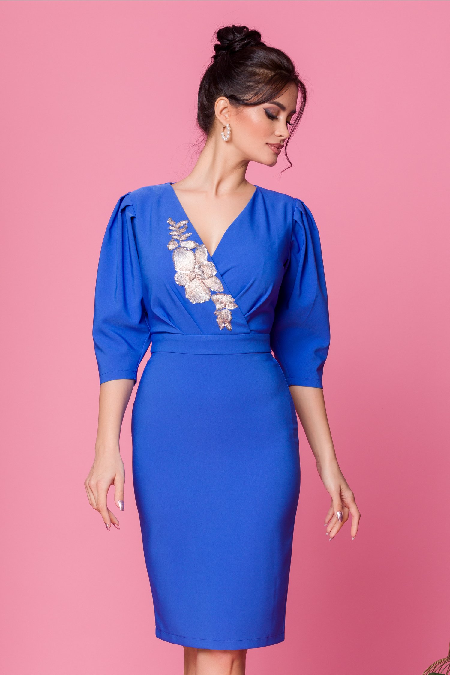 Rochie LaDonna albastra cu decolteu petrecut accesorizat cu broderie