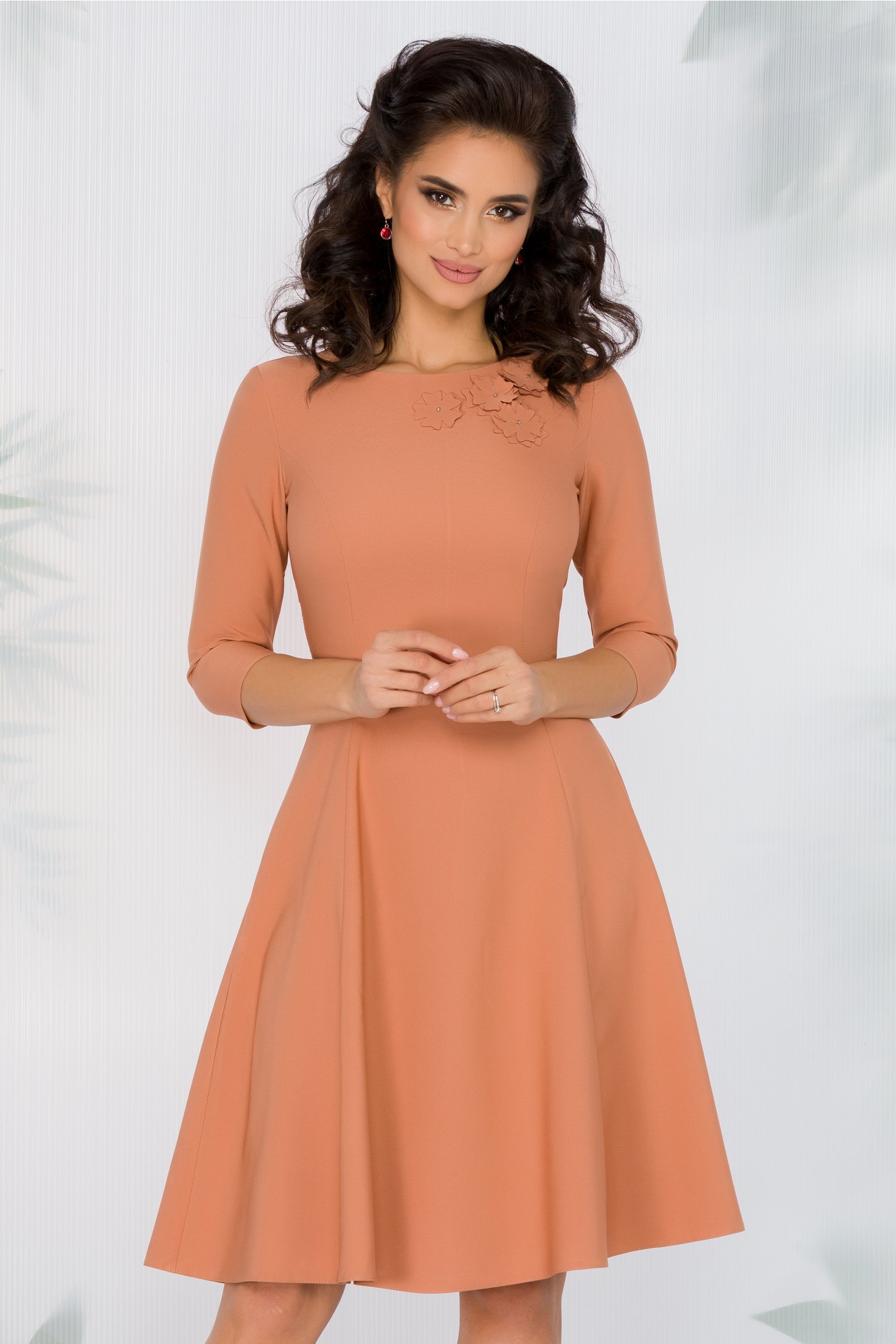 Rochie ladonna bej cu aplicatii florale la decolteu