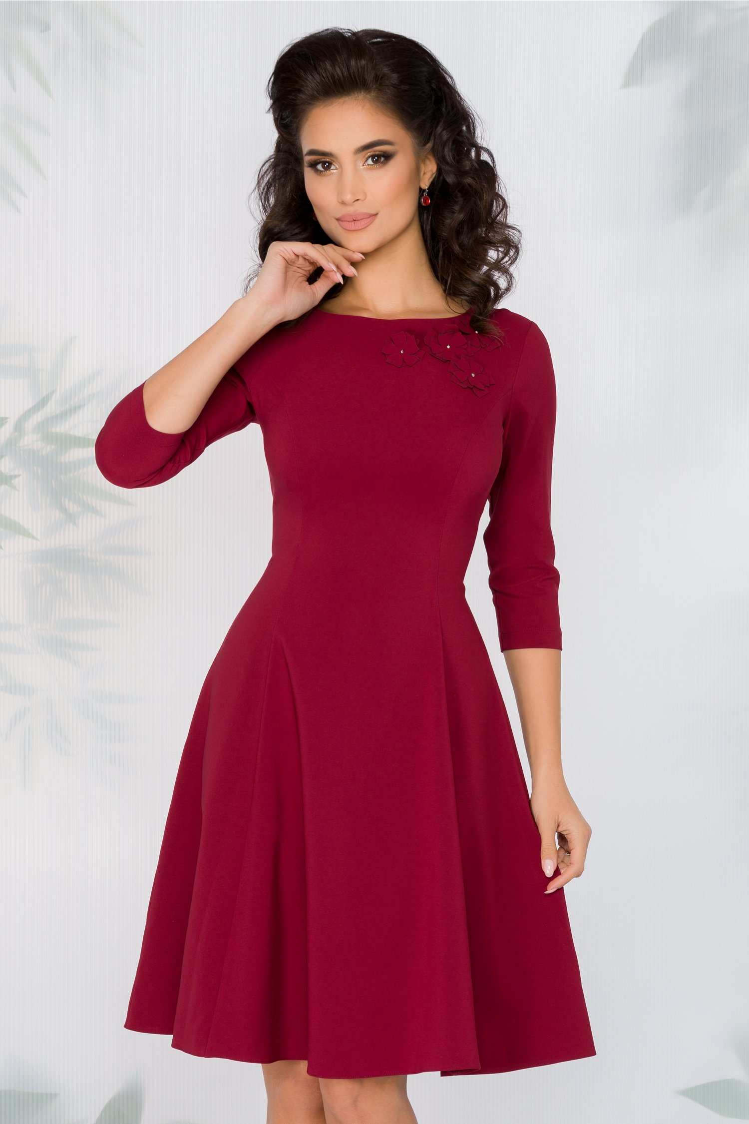 Rochie ladonna bordo cu aplicatii florale la decolteu