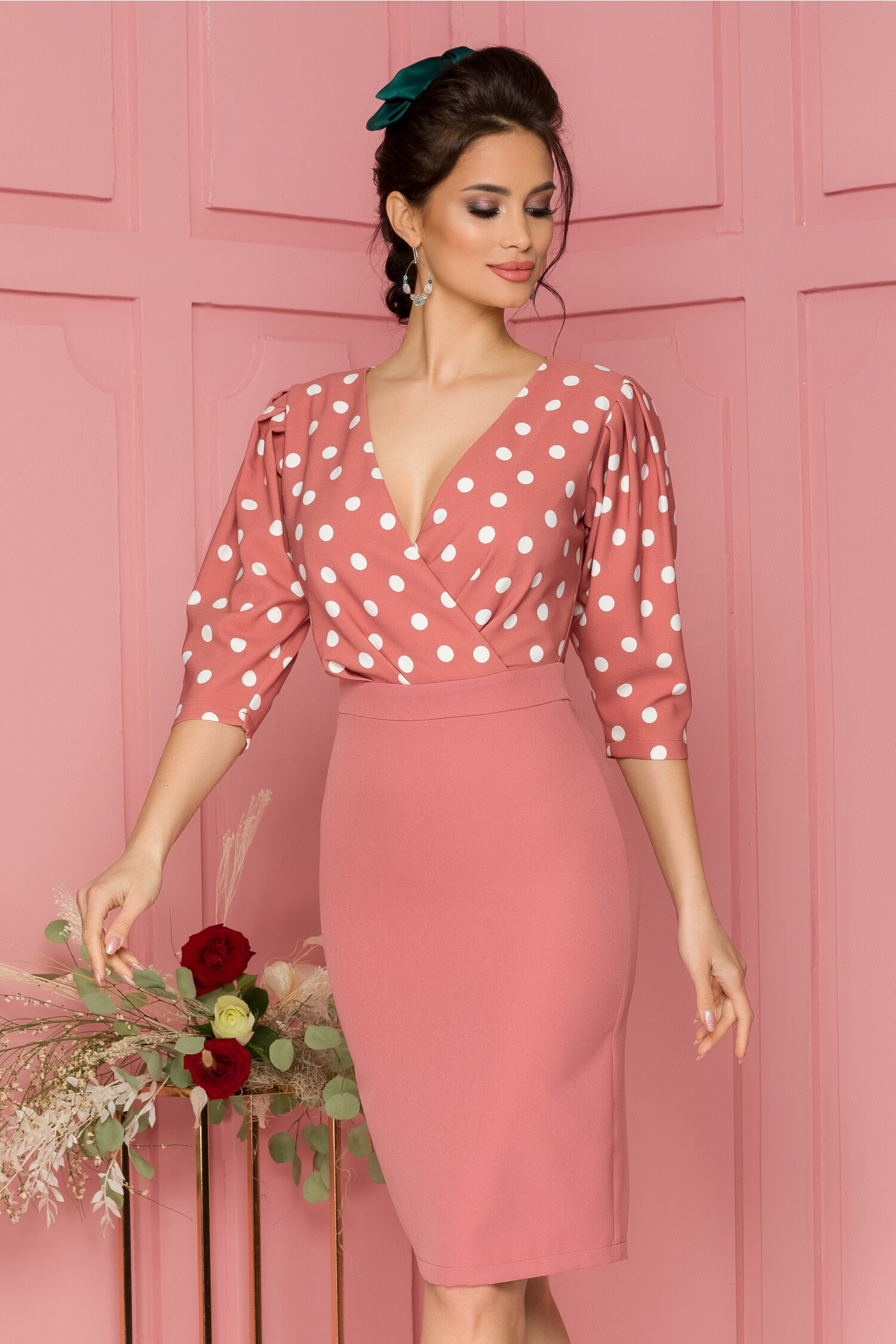 Rochie LaDonna conica roz prafuit cu imprimeu cu buline si umerii plisati