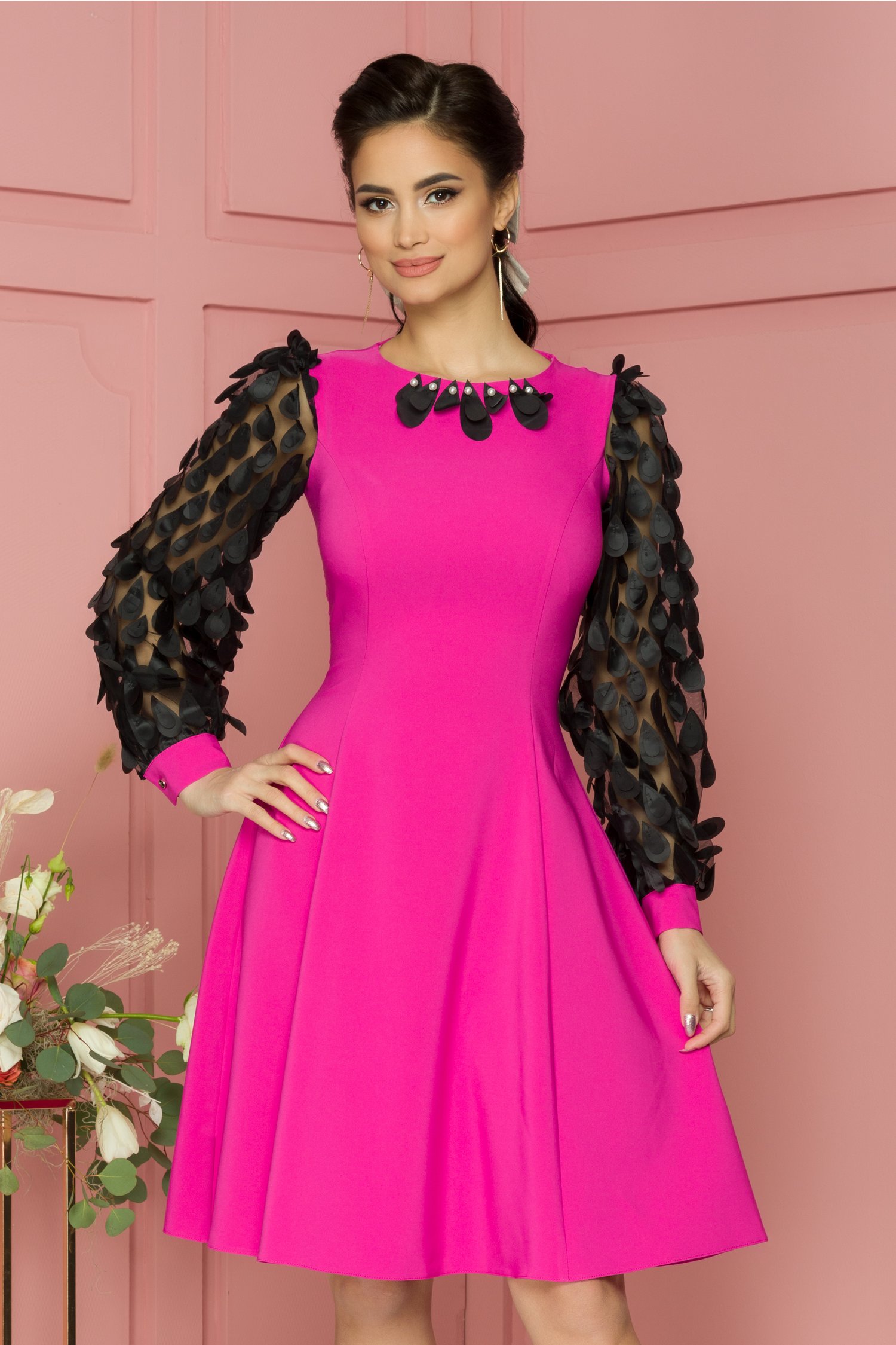 Rochie LaDonna fucsia cu aplicatii pe maneci si la decolteu