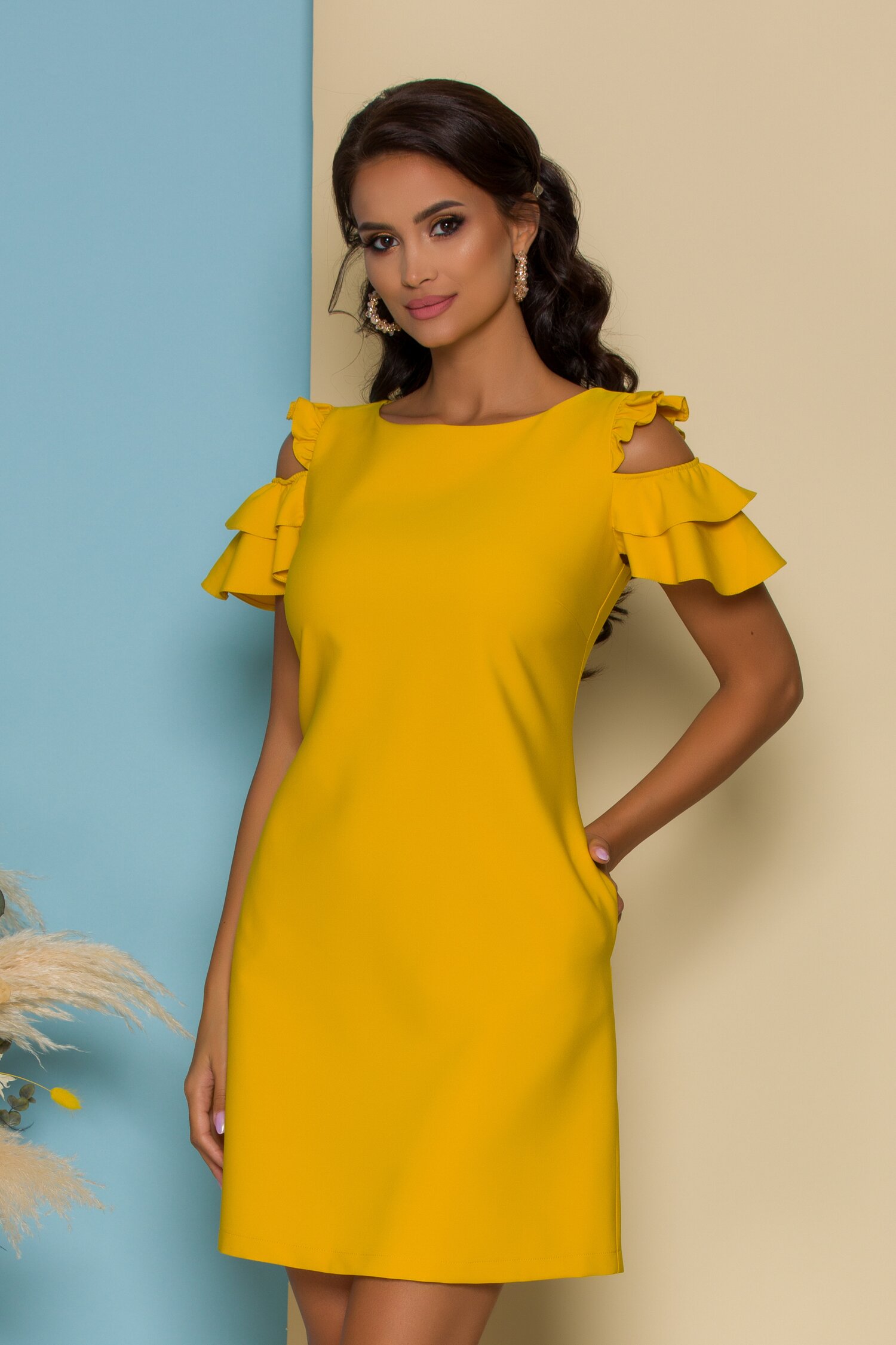 Rochie LaDonna galbena cu decupaje la umeri si buzunare functionale