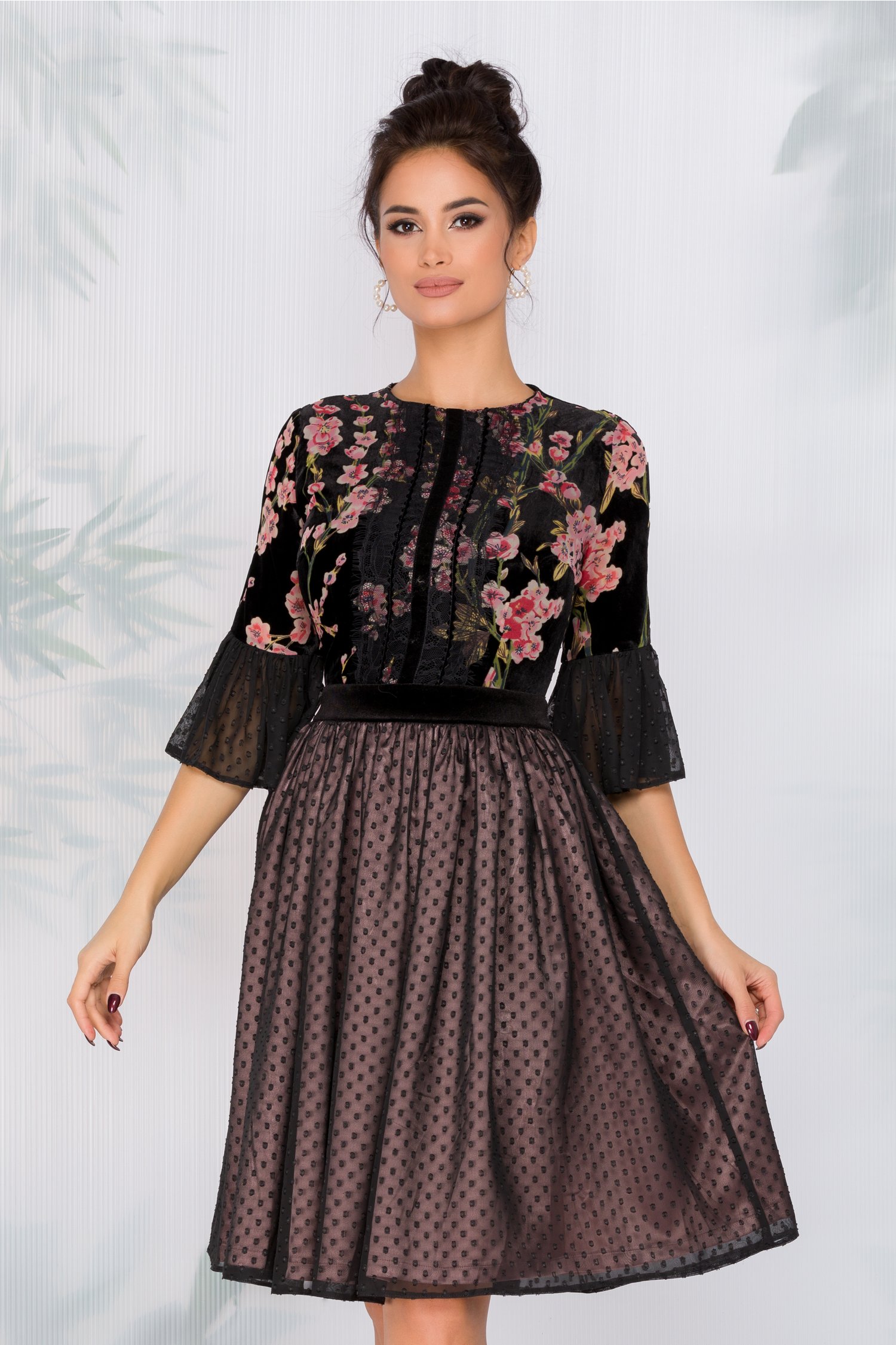 Rochie ladonna neagra cu bust din catifea si motive florale