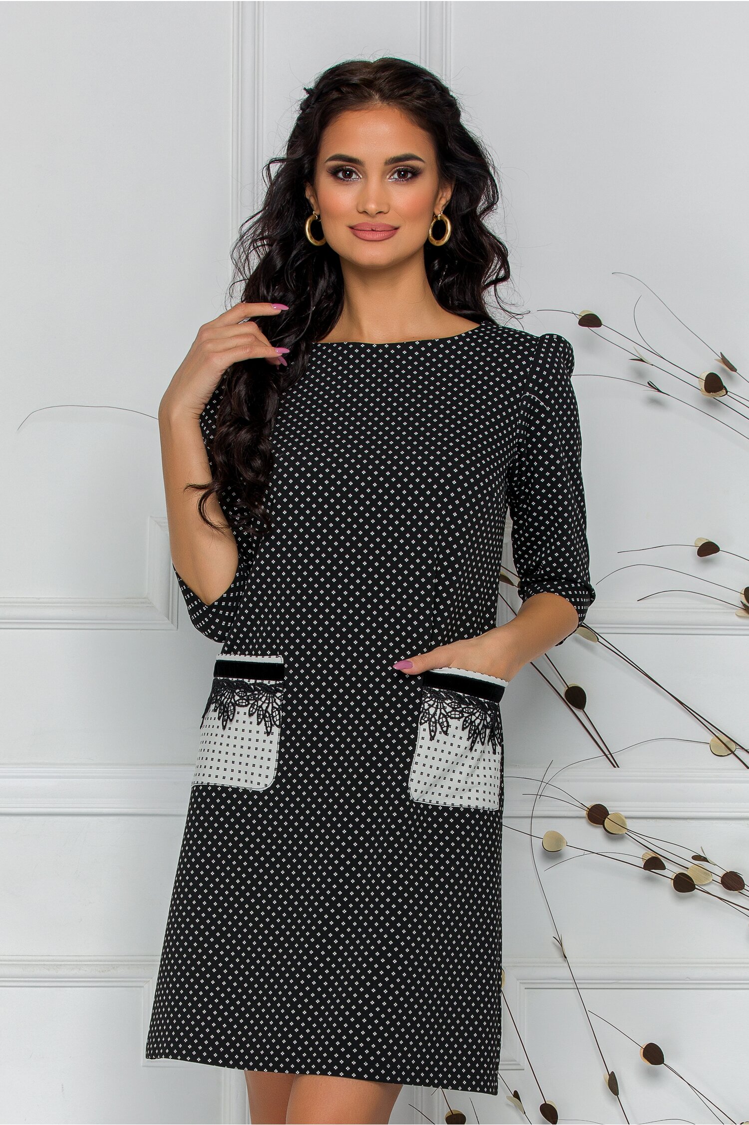 Rochie LaDonna neagra cu imprimeu alb si buzunare cu dantela