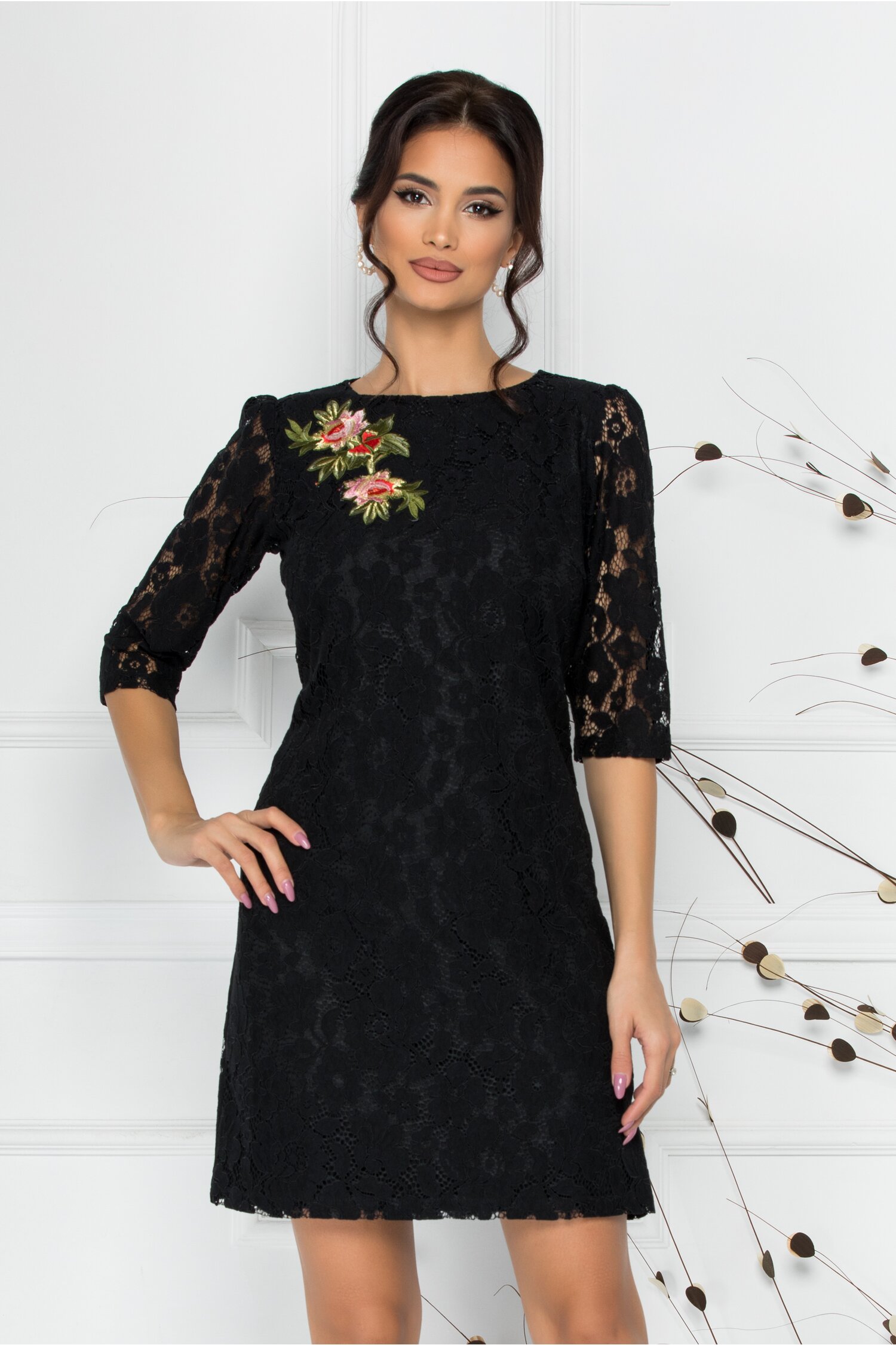 Rochie ladonna neagra din dantela cu broderie florala la bust