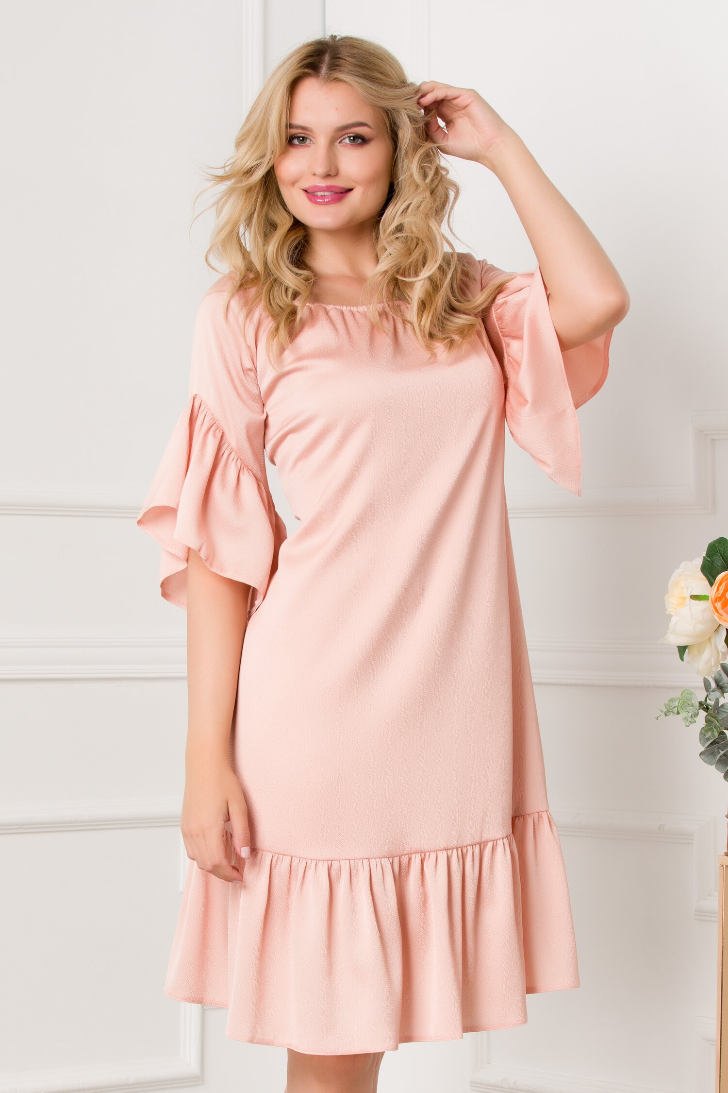 Rochie LaDonna rose din satin cu volane