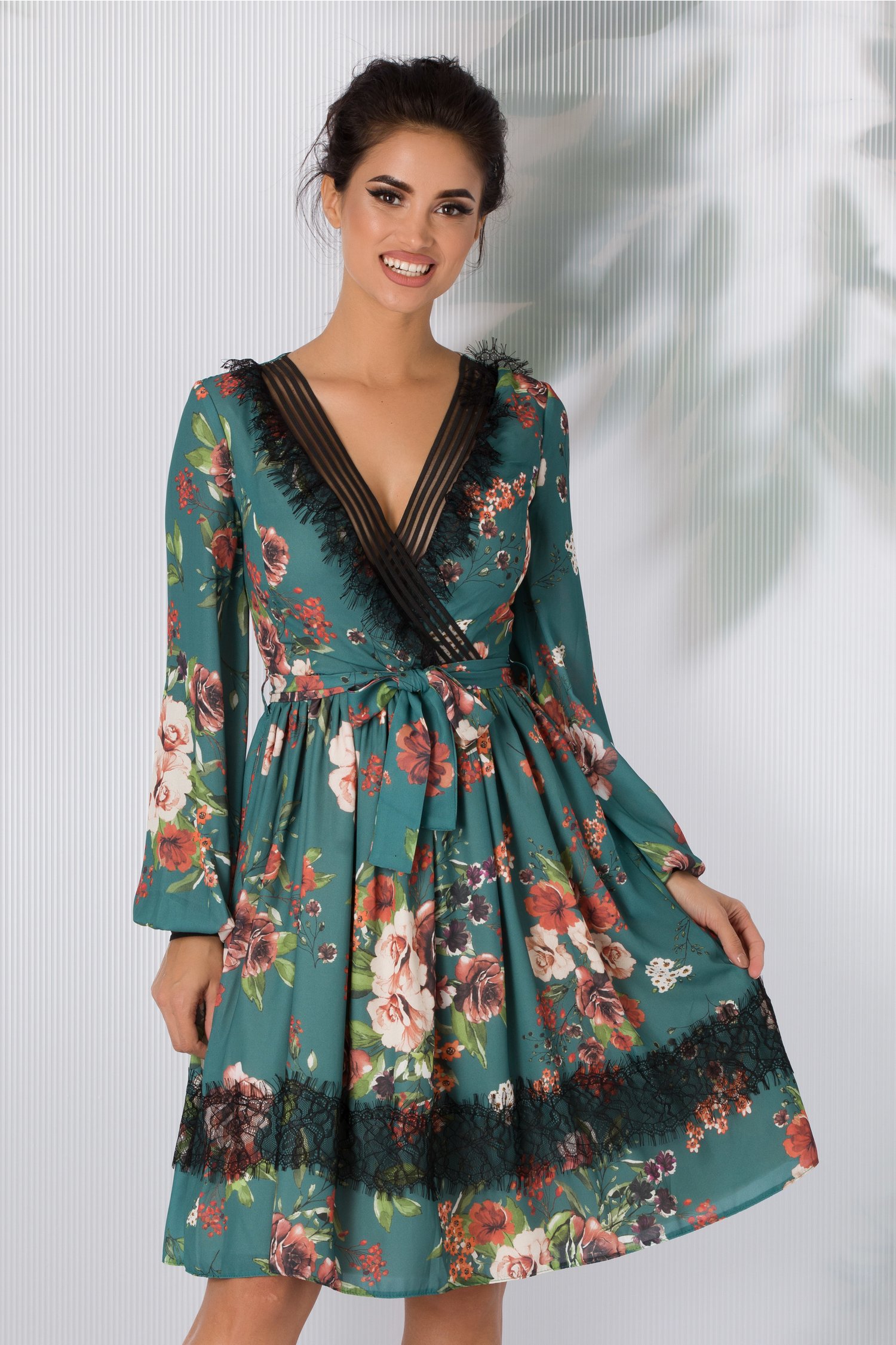 Rochie LaDonna turcoaz cu imprimeu floral si benzi negre la decolteu si mansete