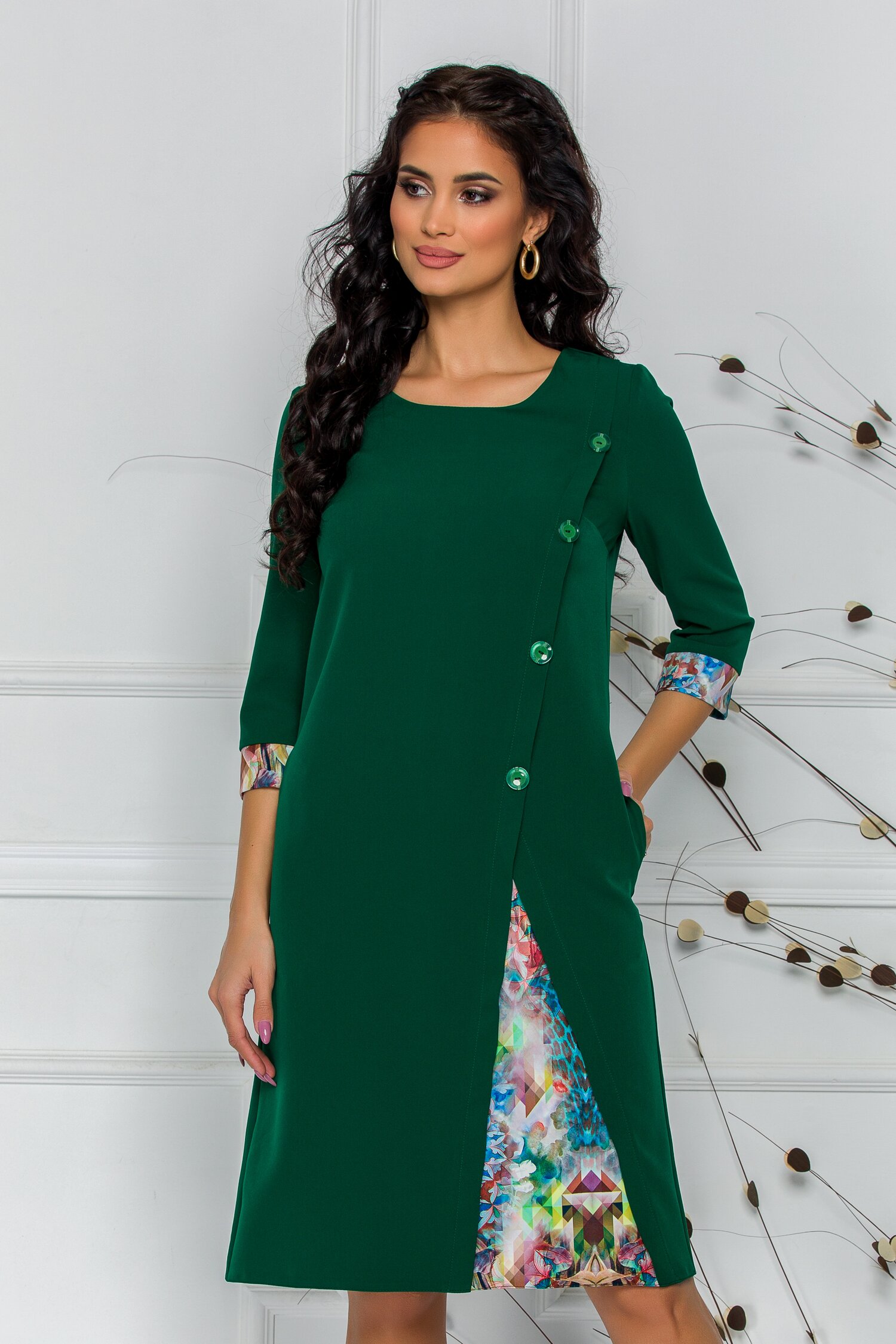 Rochie Maizy verde cu nasturi decorativi si imprimeuri la baza