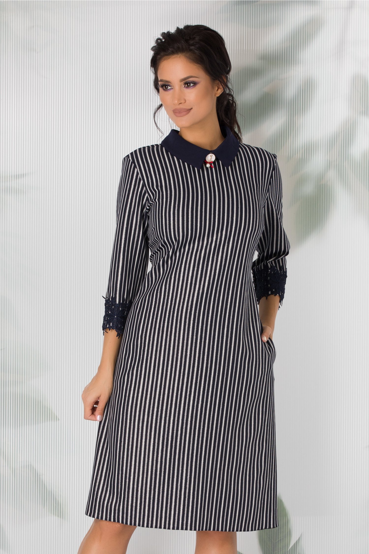 Rochie margarette bleumarin cu linii albe si detalii argintii