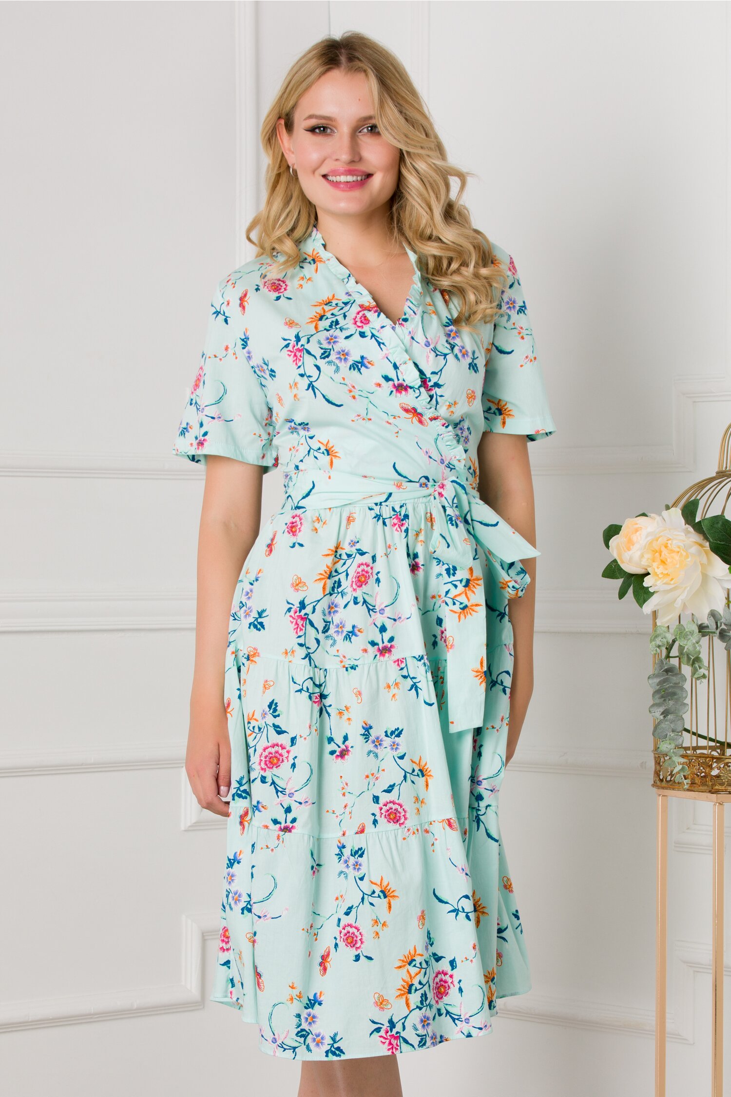 Rochie Marissa clos verde mint cu decolteu petrecut si imprimeuri florale