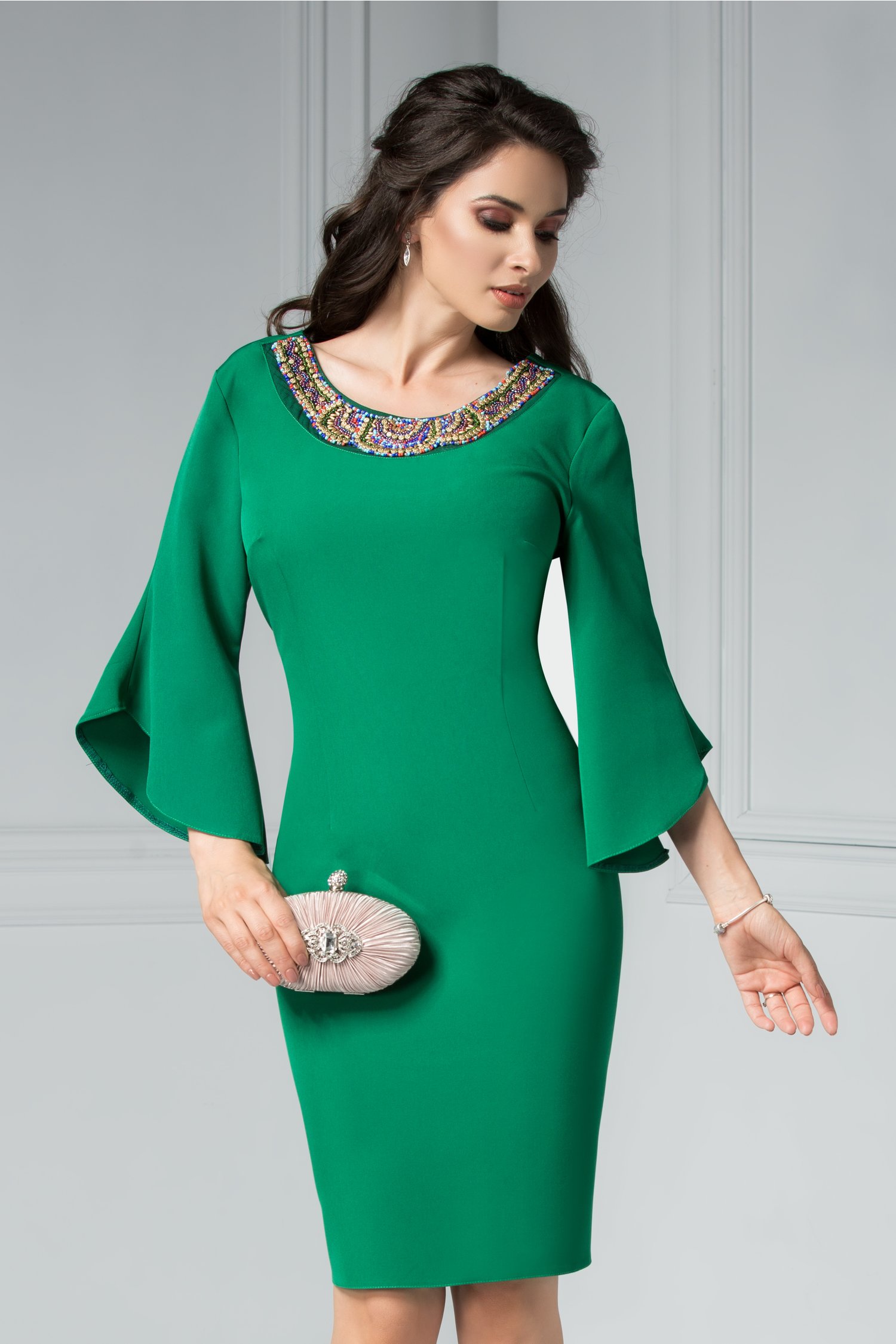Rochie maura verde deschis cu aplicatii elegante