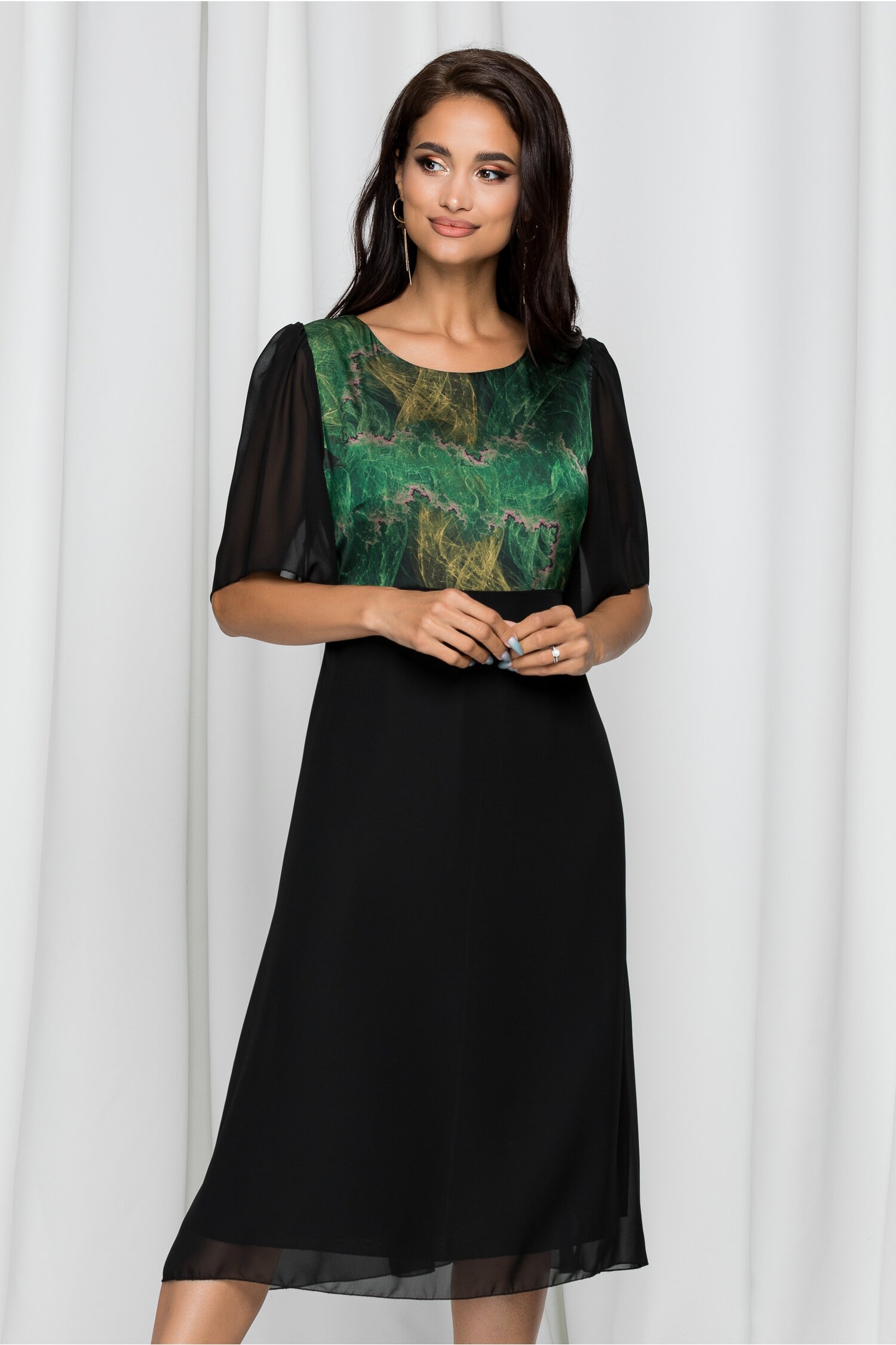 Rochie maze neagra cu imprimeu verde in zona bustului si maneci din voal