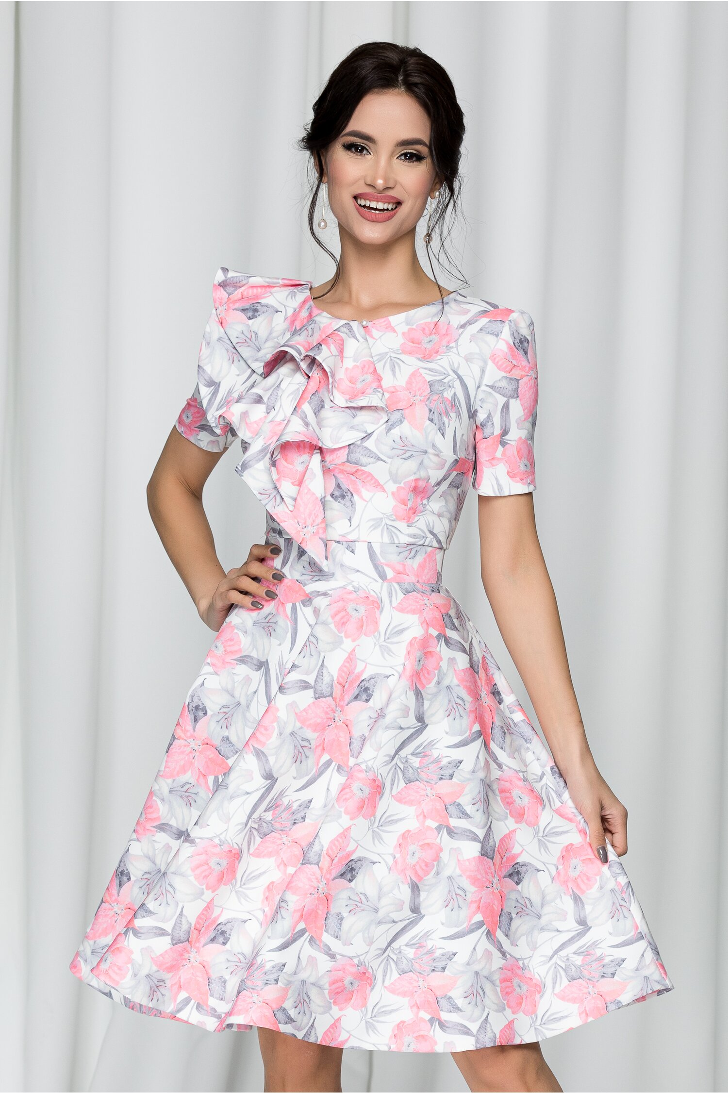Rochie mbg alba cu imprimeu floral roz si volan pe bust