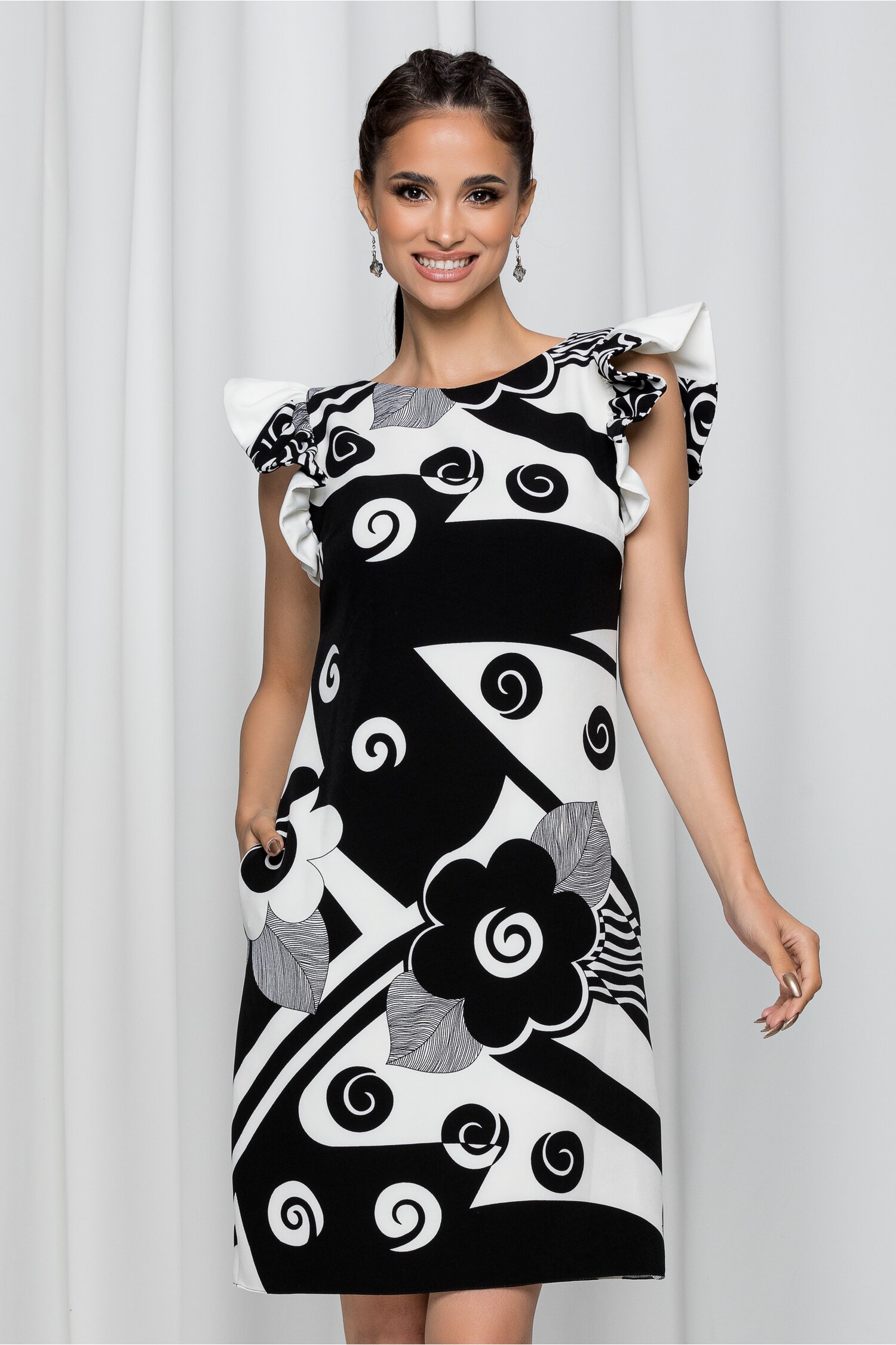 Rochie mbg alba cu imprimeu negru si volanase la maneci