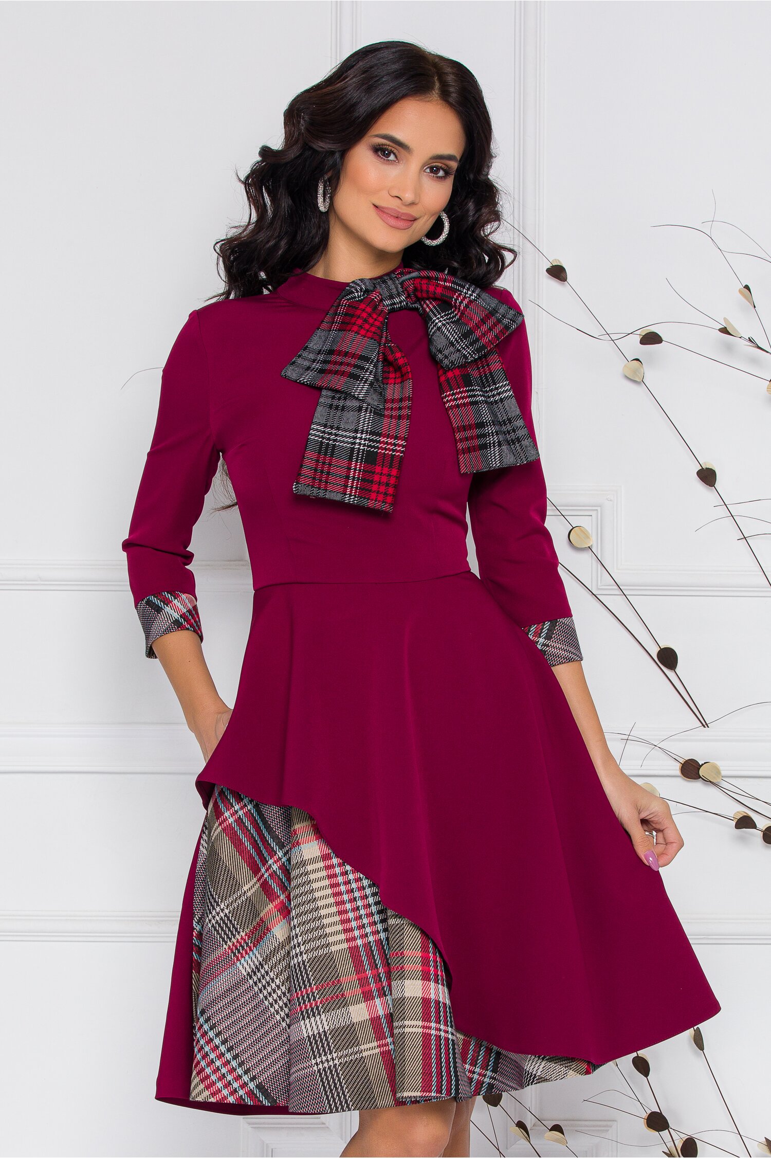 Rochie MBG bordo cu funda la baza gatului si imprimeu in carouri gri bordo