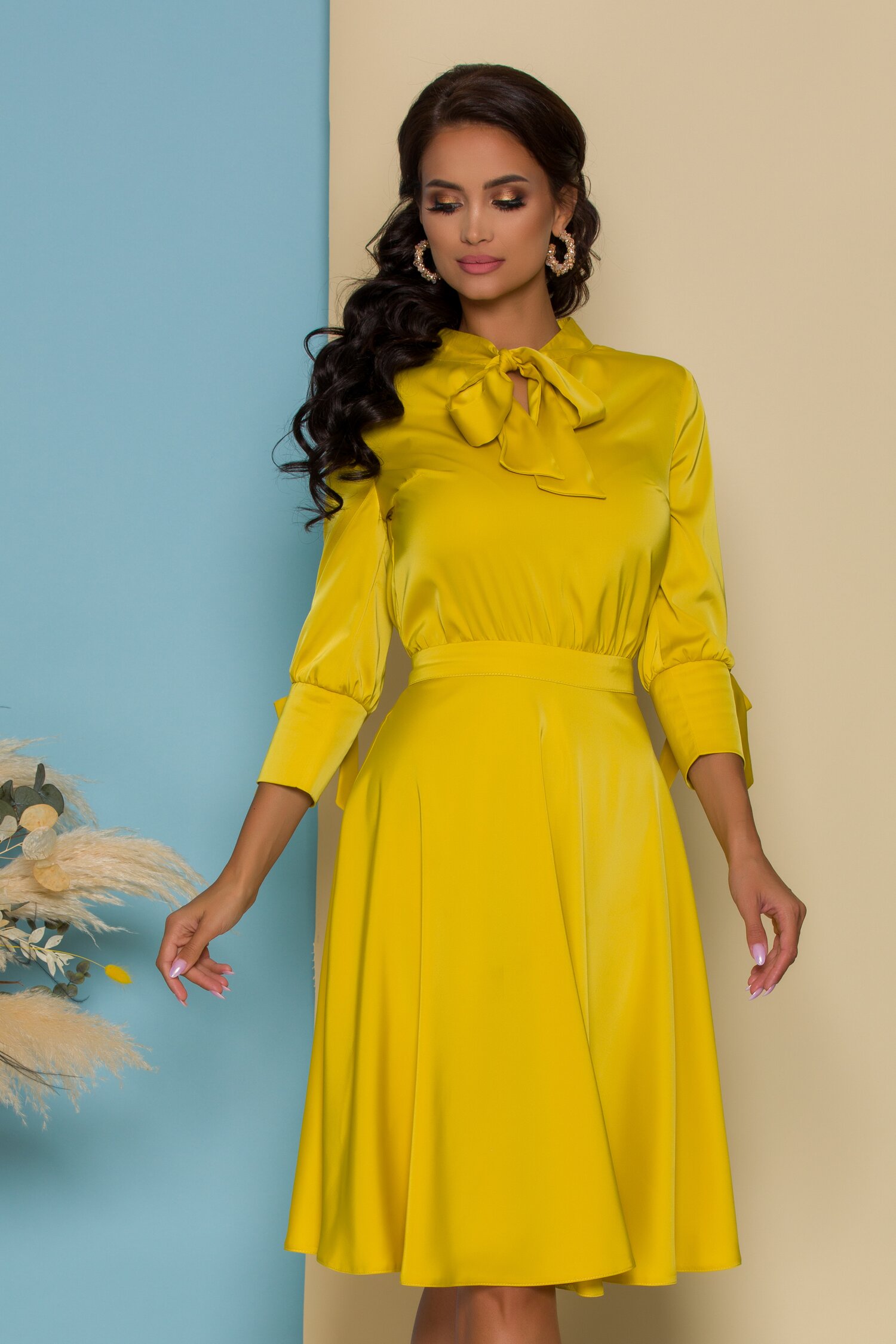 Rochie MBG galbena clos cu guler tip esarfa
