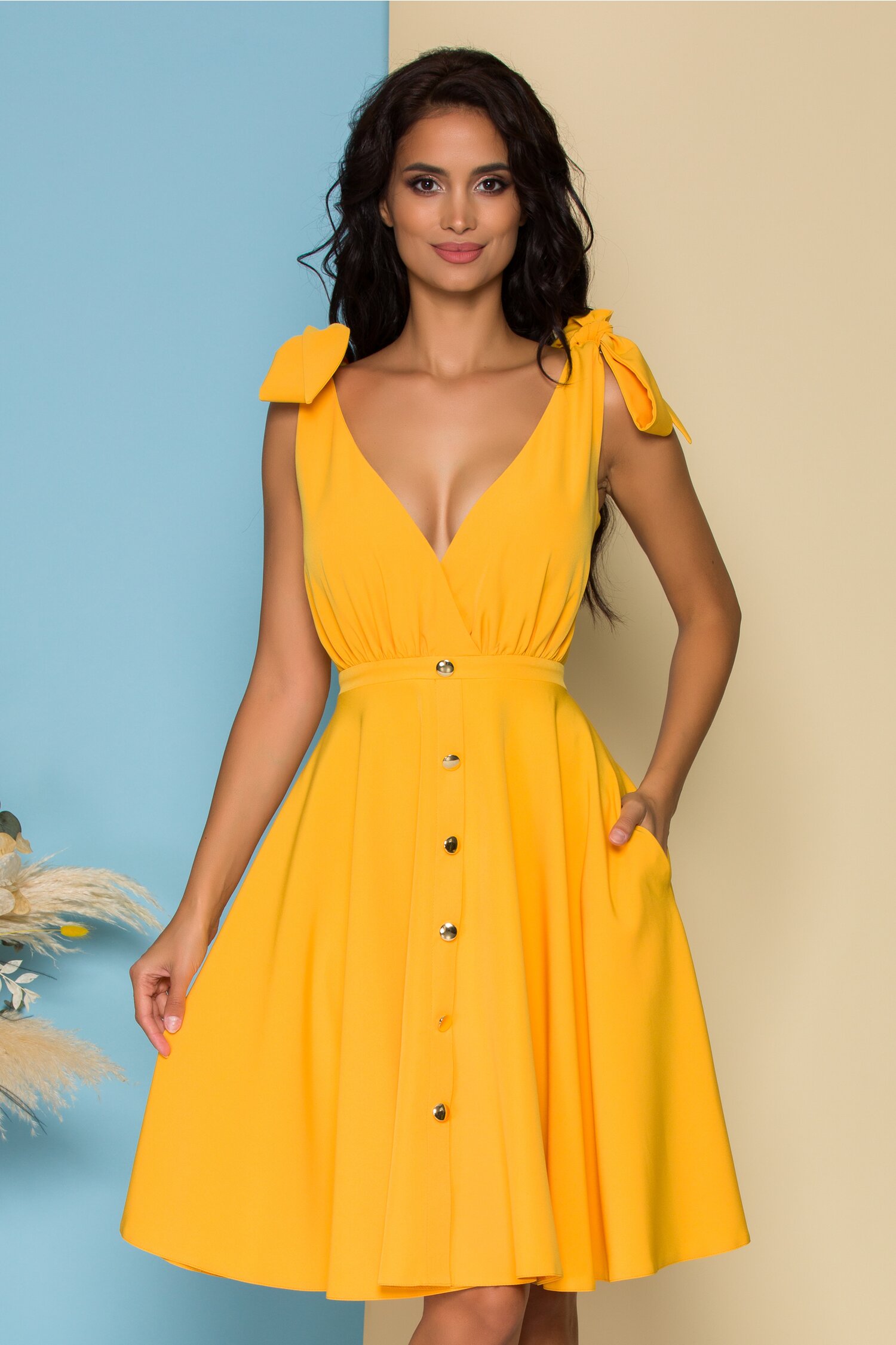 Rochie MBG galbena cu nasturi decorativi si fundite la umeri