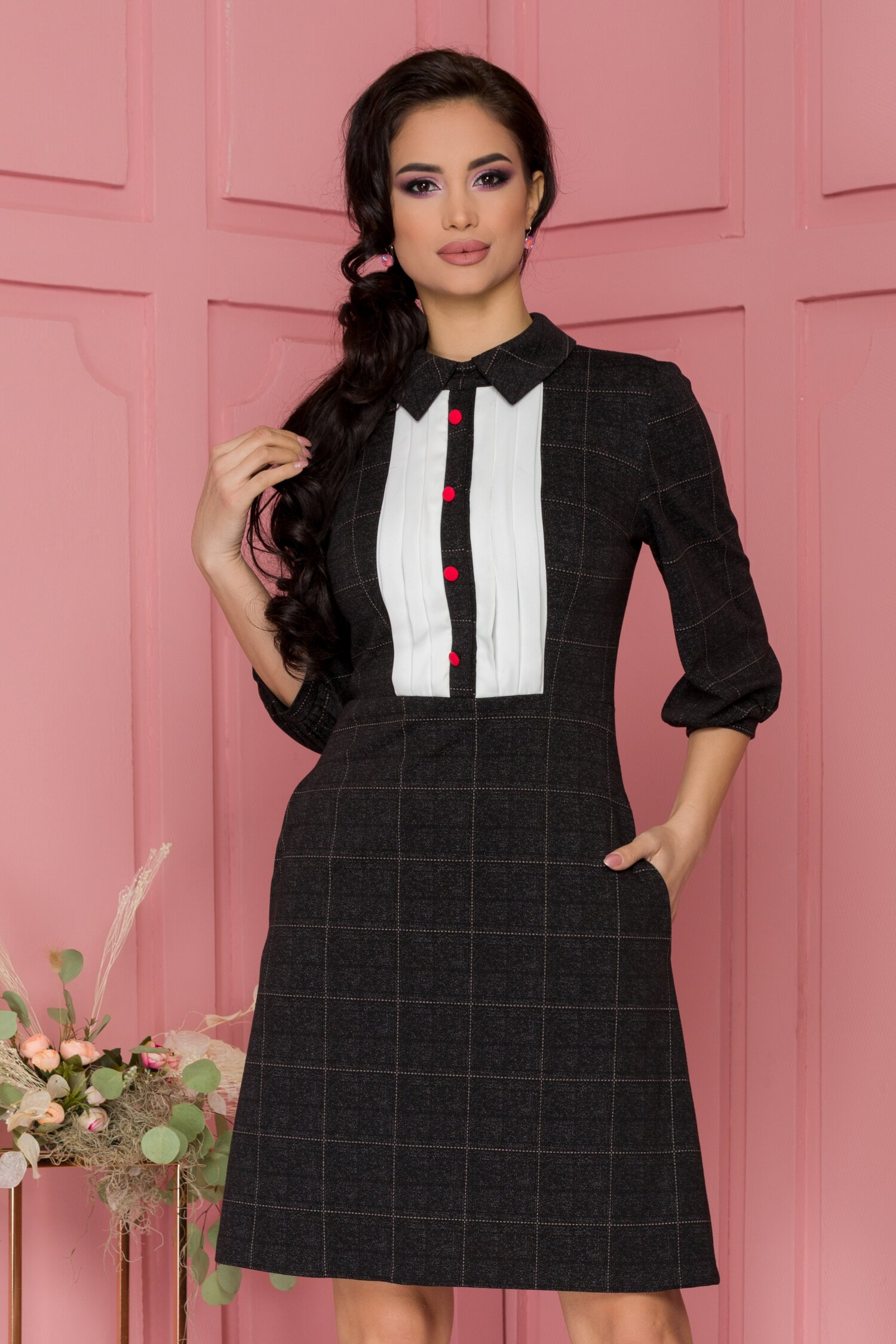 Rochie MBG neagra cu carouri si insertii la bust