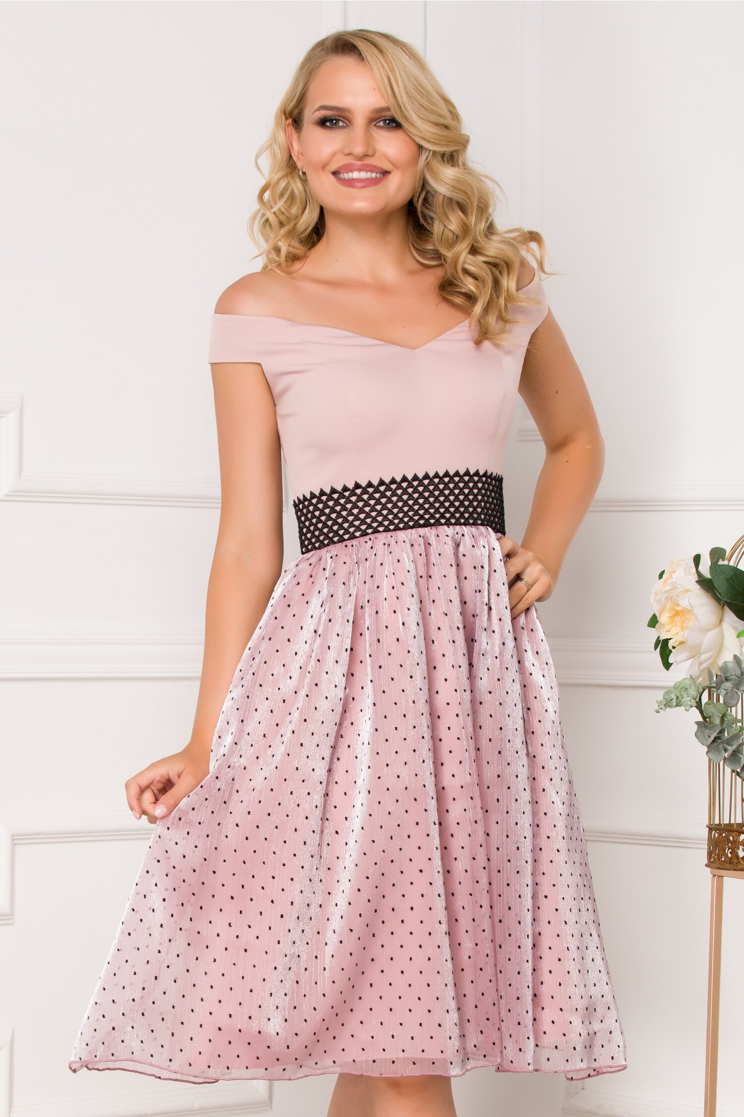 Rochie MBG roz cu buline la baza si broderie in talie