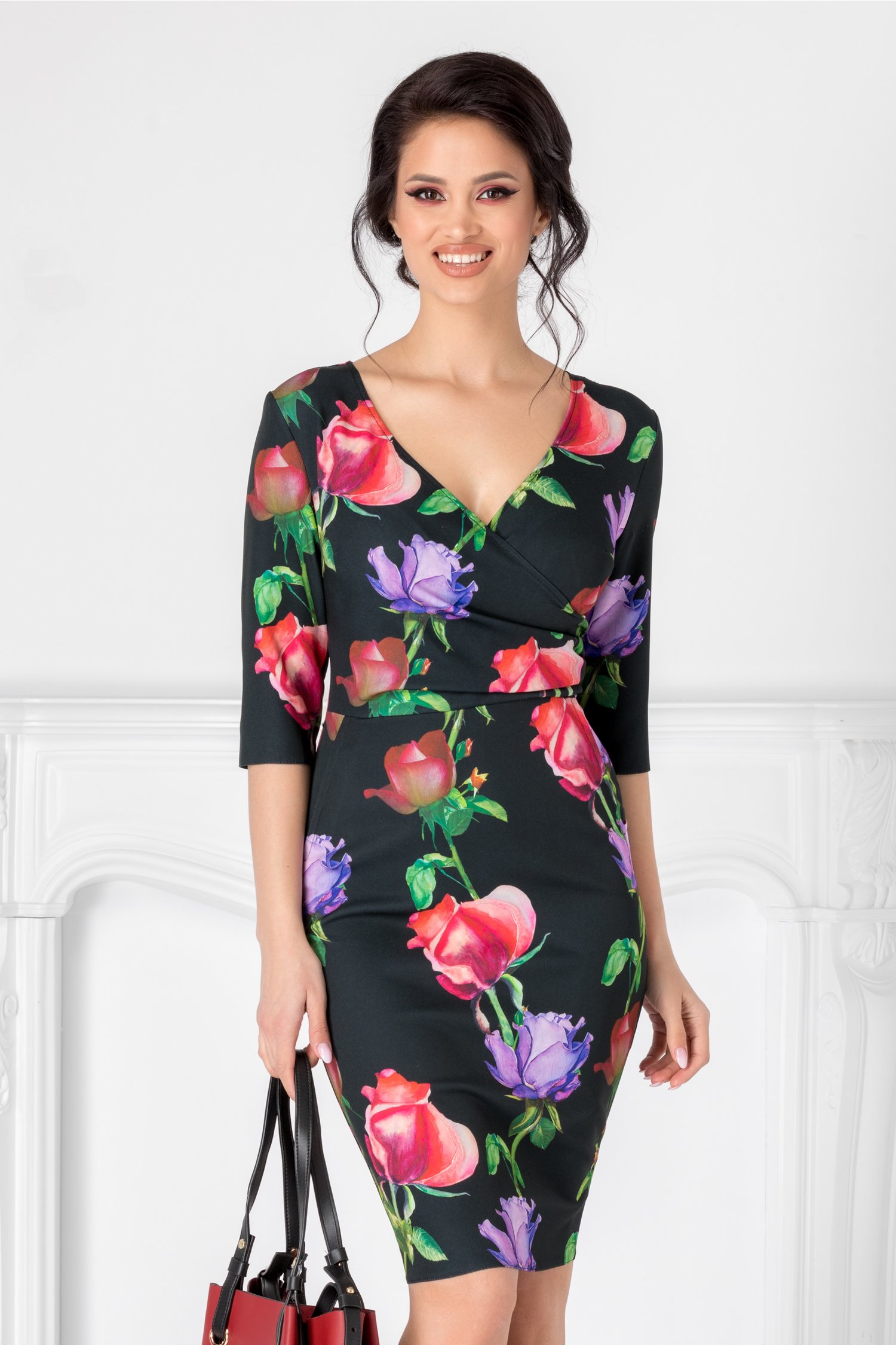 Rochie mikki neagra cu imprimeu floral si decolteu petrecut