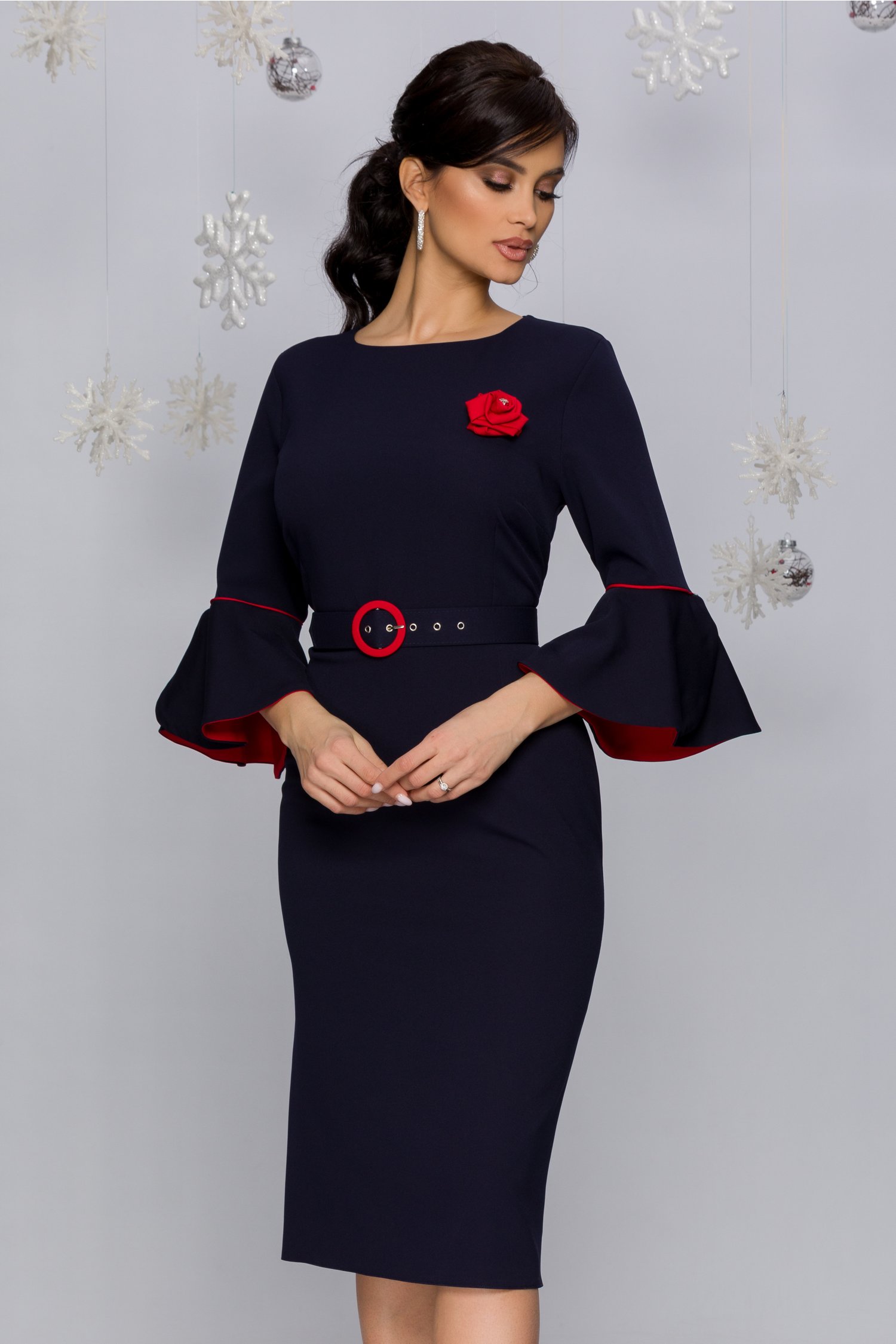 Rochie millie bleumarin cu maneci clopot si trandafir rosu aplicat