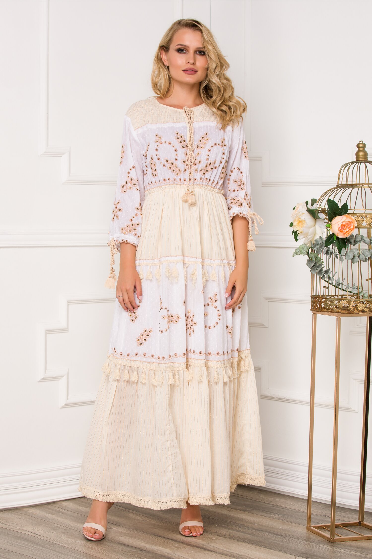 Rochie Mira lunga beige accesorizata cu franjuri si broderie cu margelute
