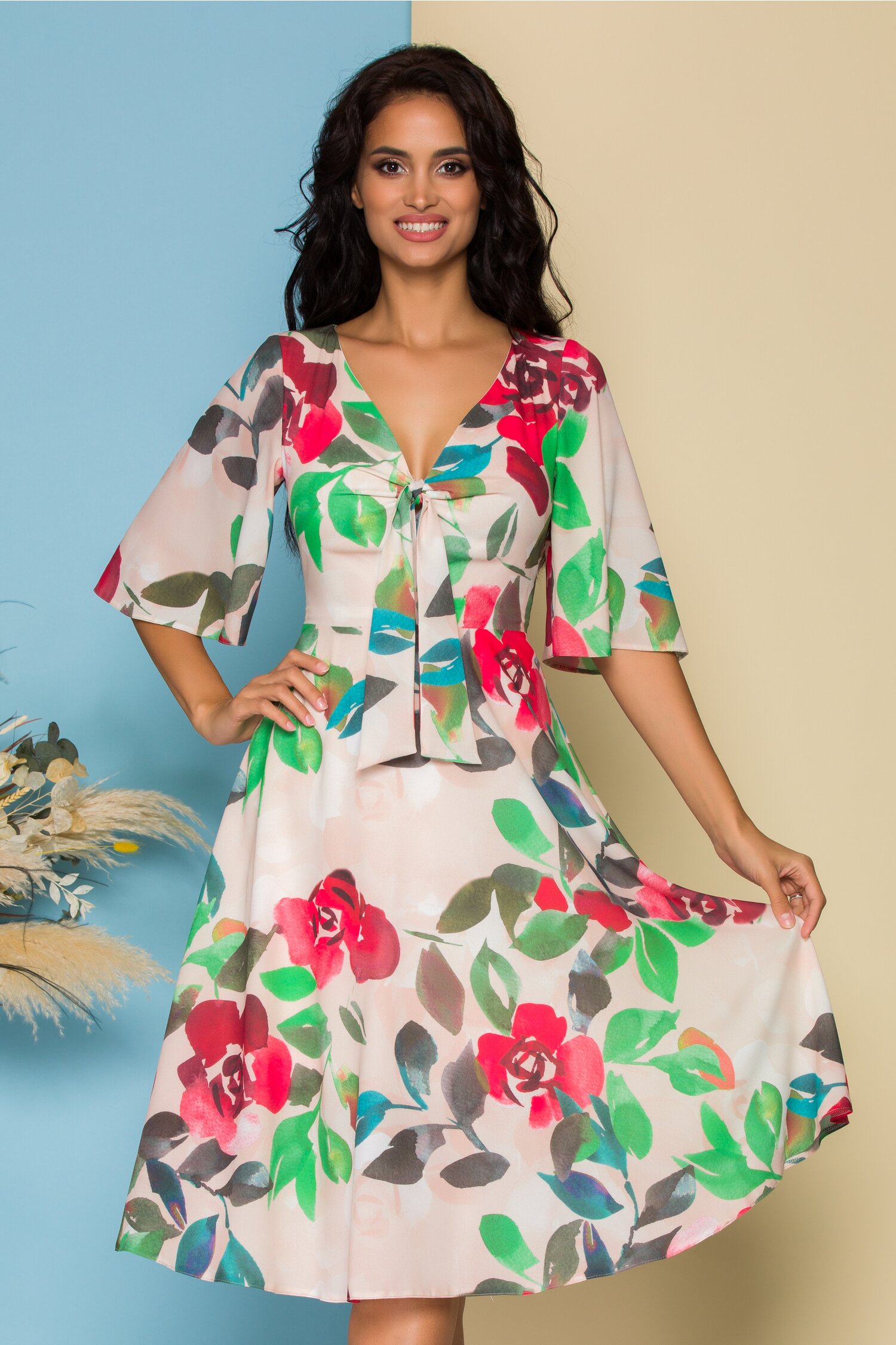 Rochie Moze bej cu imprimeu floral si nod stilizat la bust
