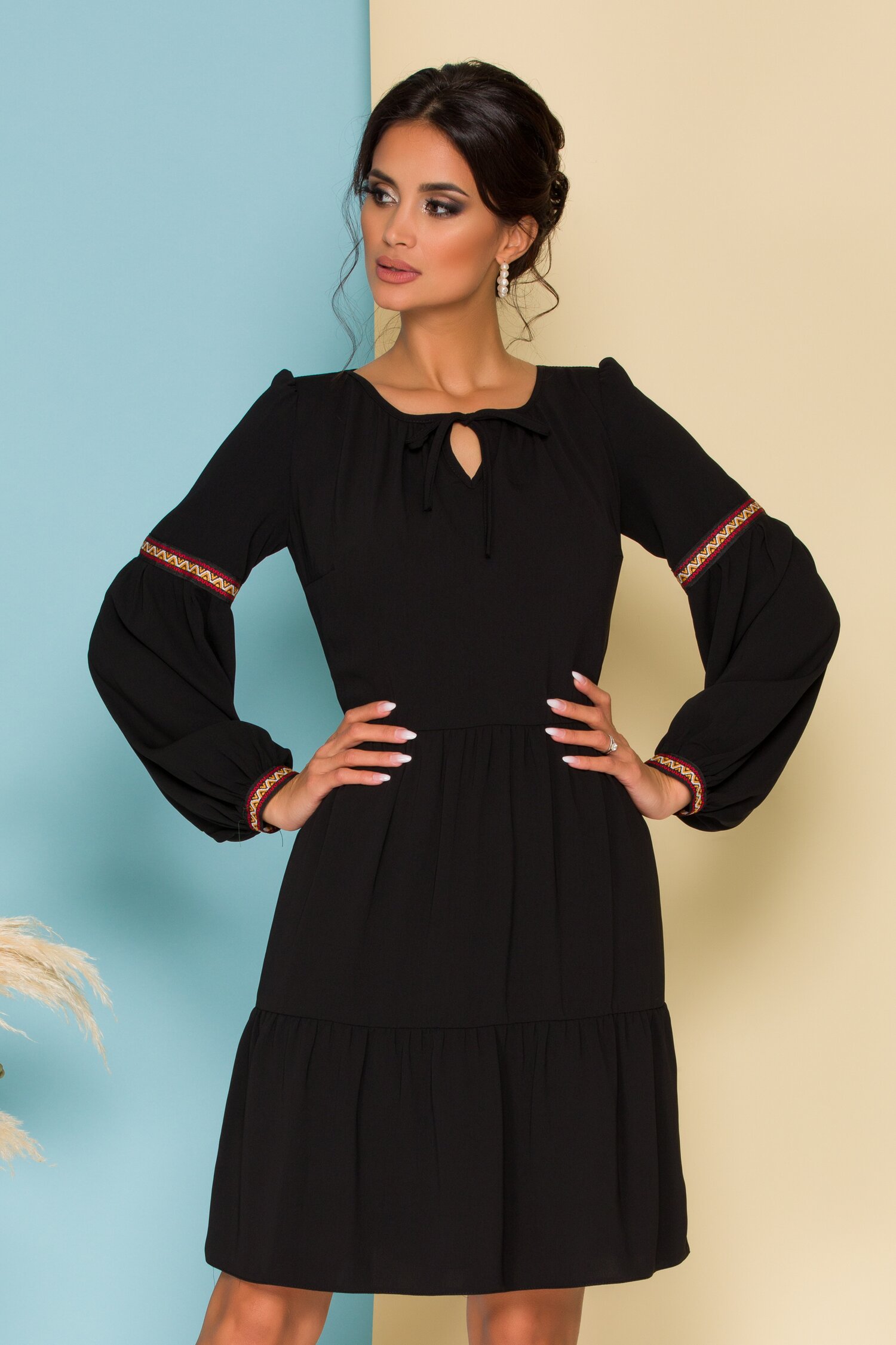 Rochie Moze city neagra cu volane si banda brodata pe maneci