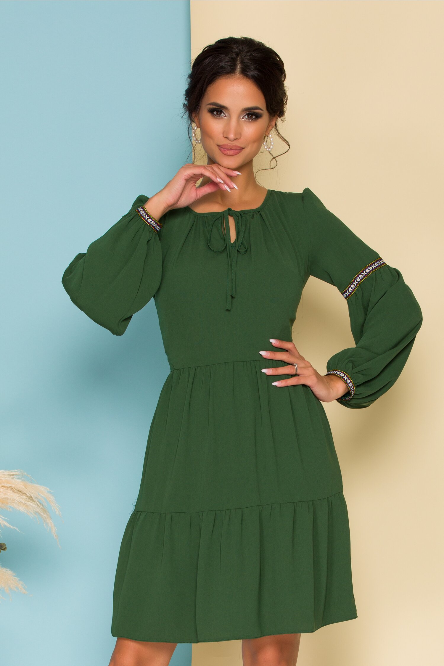 Rochie Moze city verde cu volane si banda brodata pe maneci