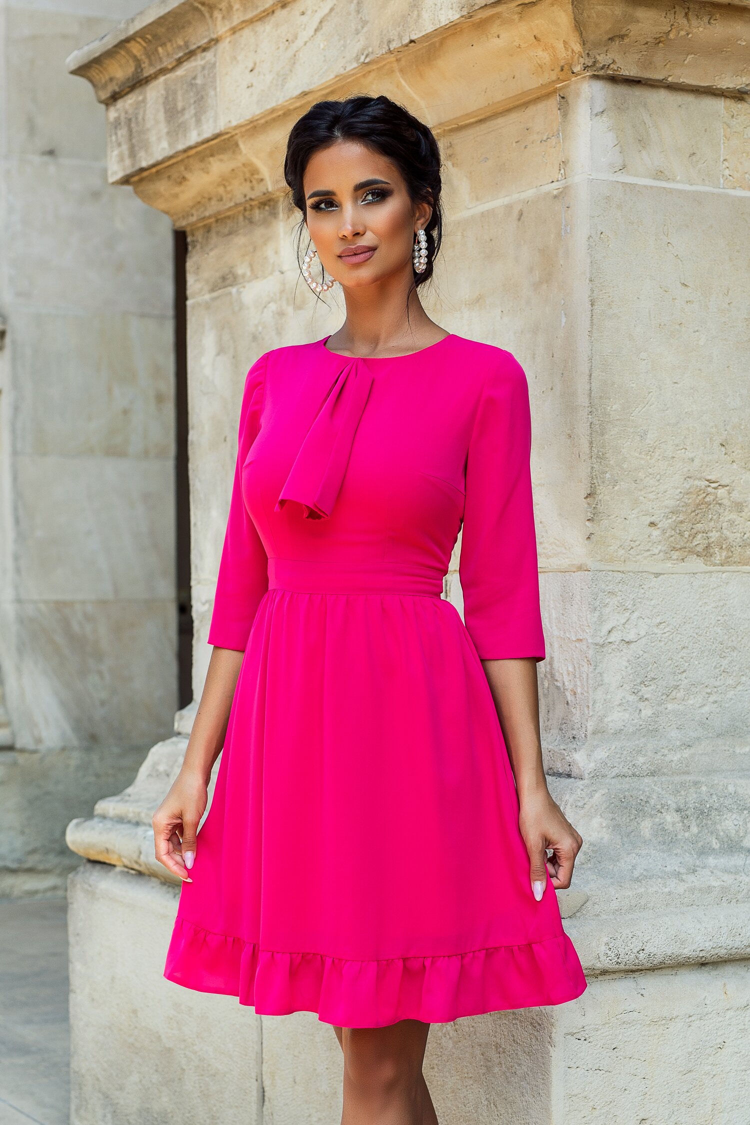 Rochie Moze fucsia cu aplicatie la decolteu si volanas la baza