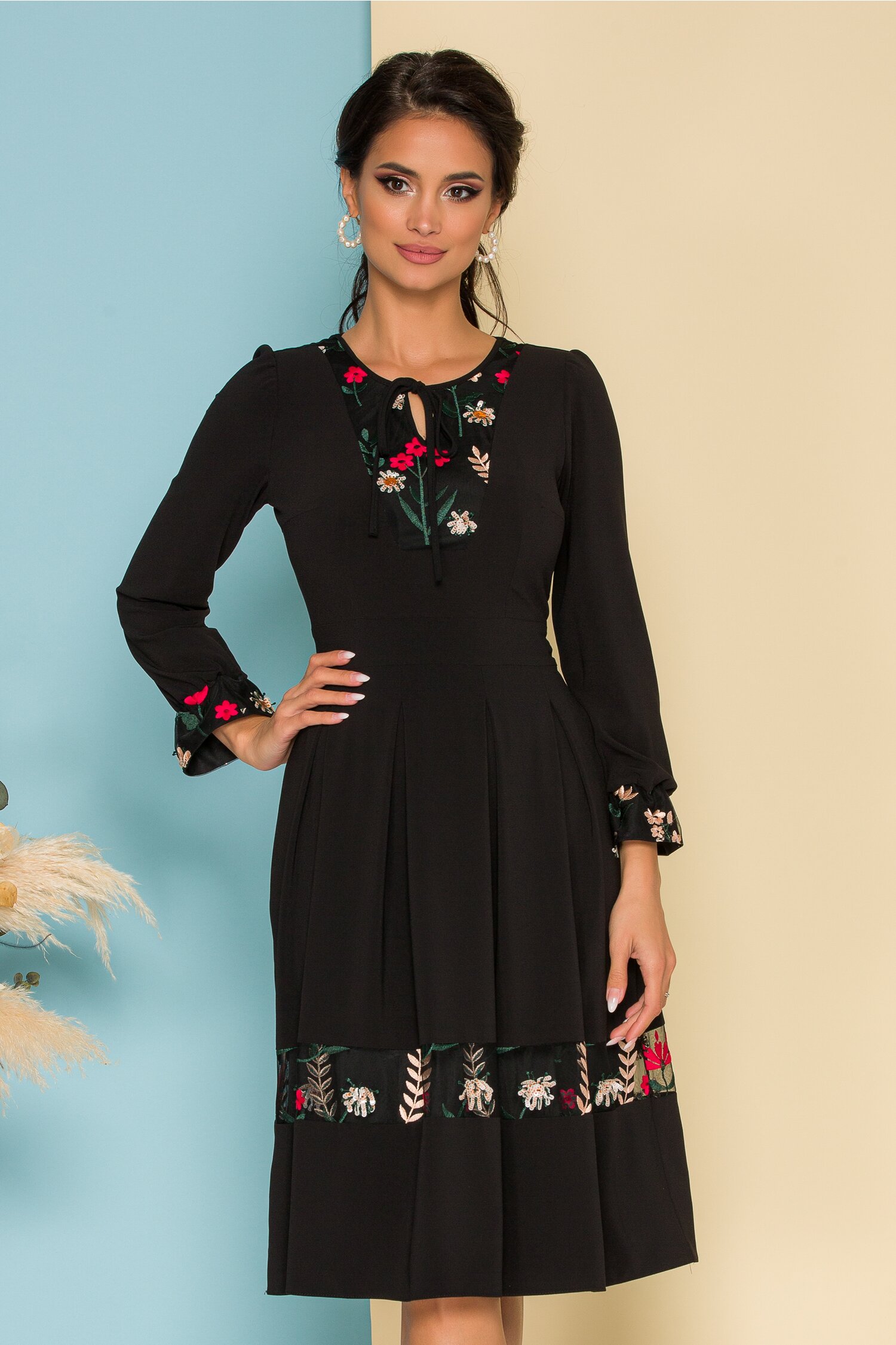 Rochie Moze neagra cu broderie cusuta pe tull