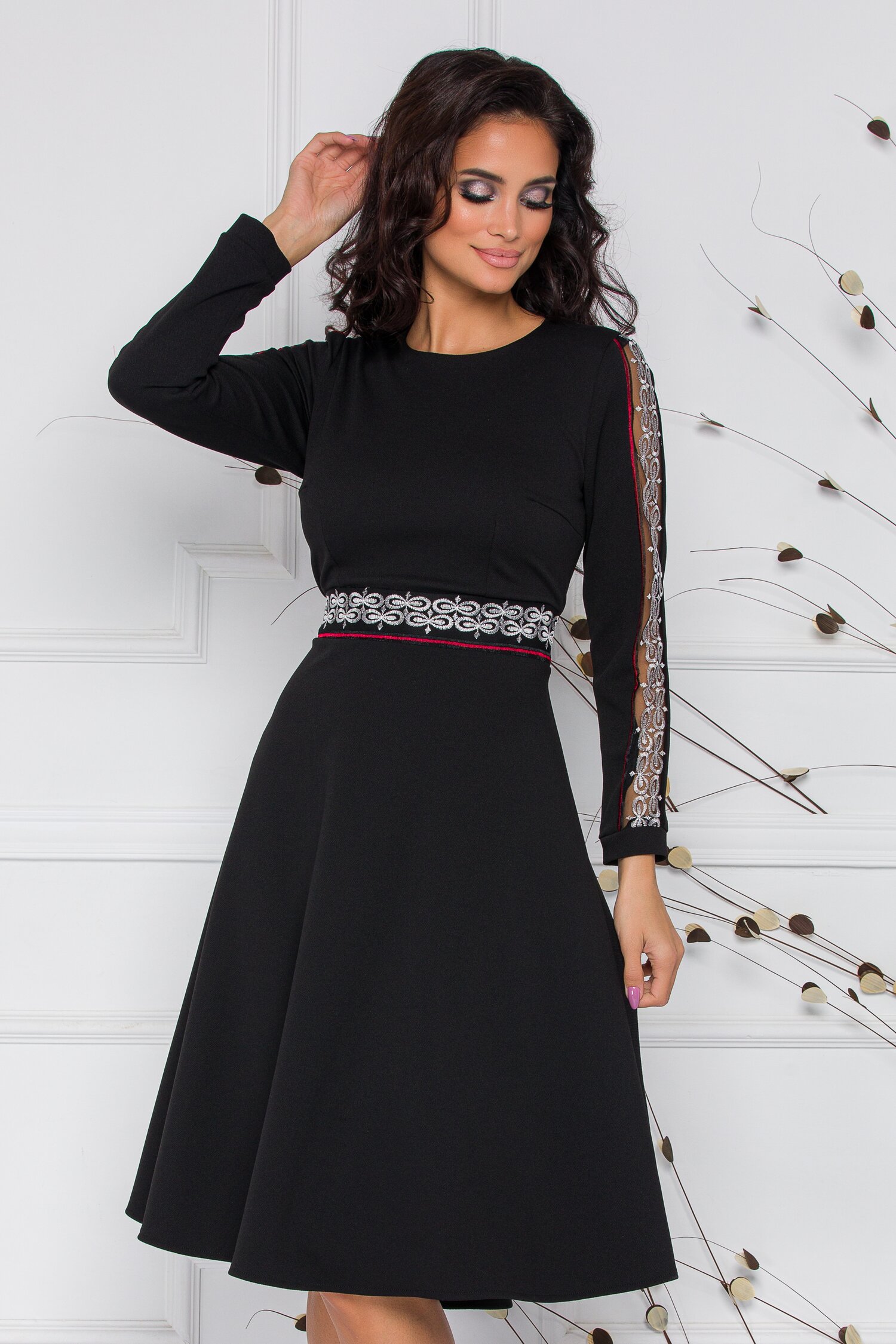 Rochie Moze neagra cu broderie in nuante de alb-rosu