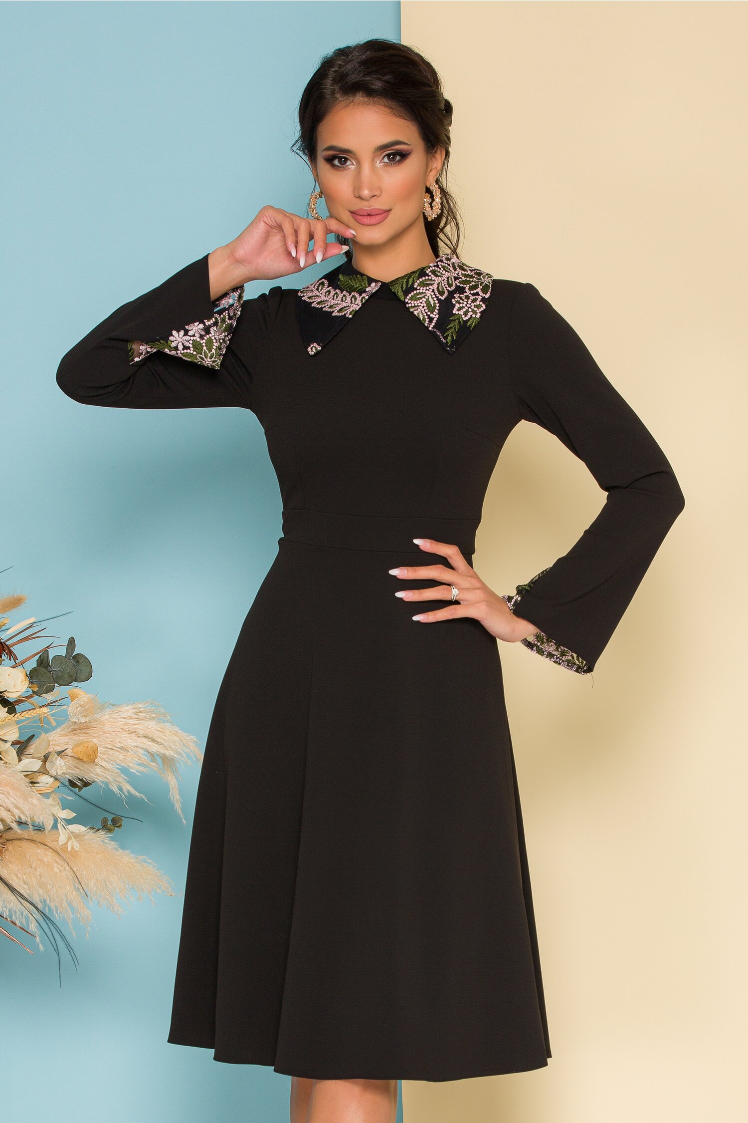 Rochie Moze neagra cu broderie la guler si la baza manecilor