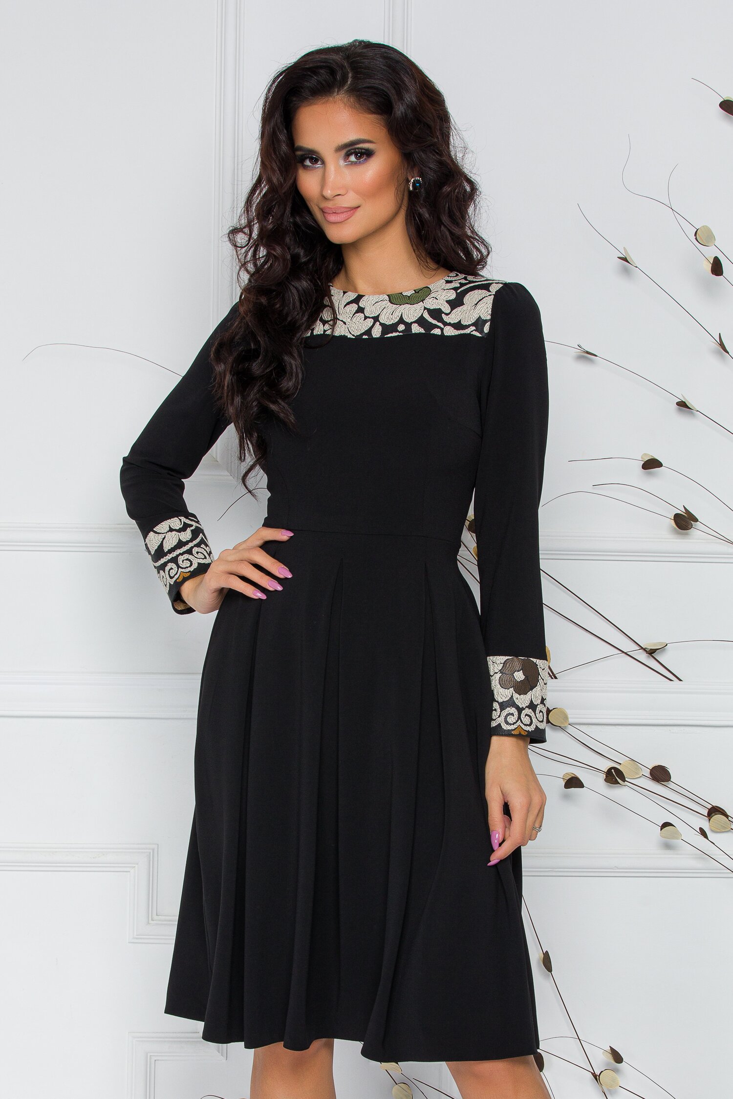 Rochie Moze neagra cu insertii din broderie florala