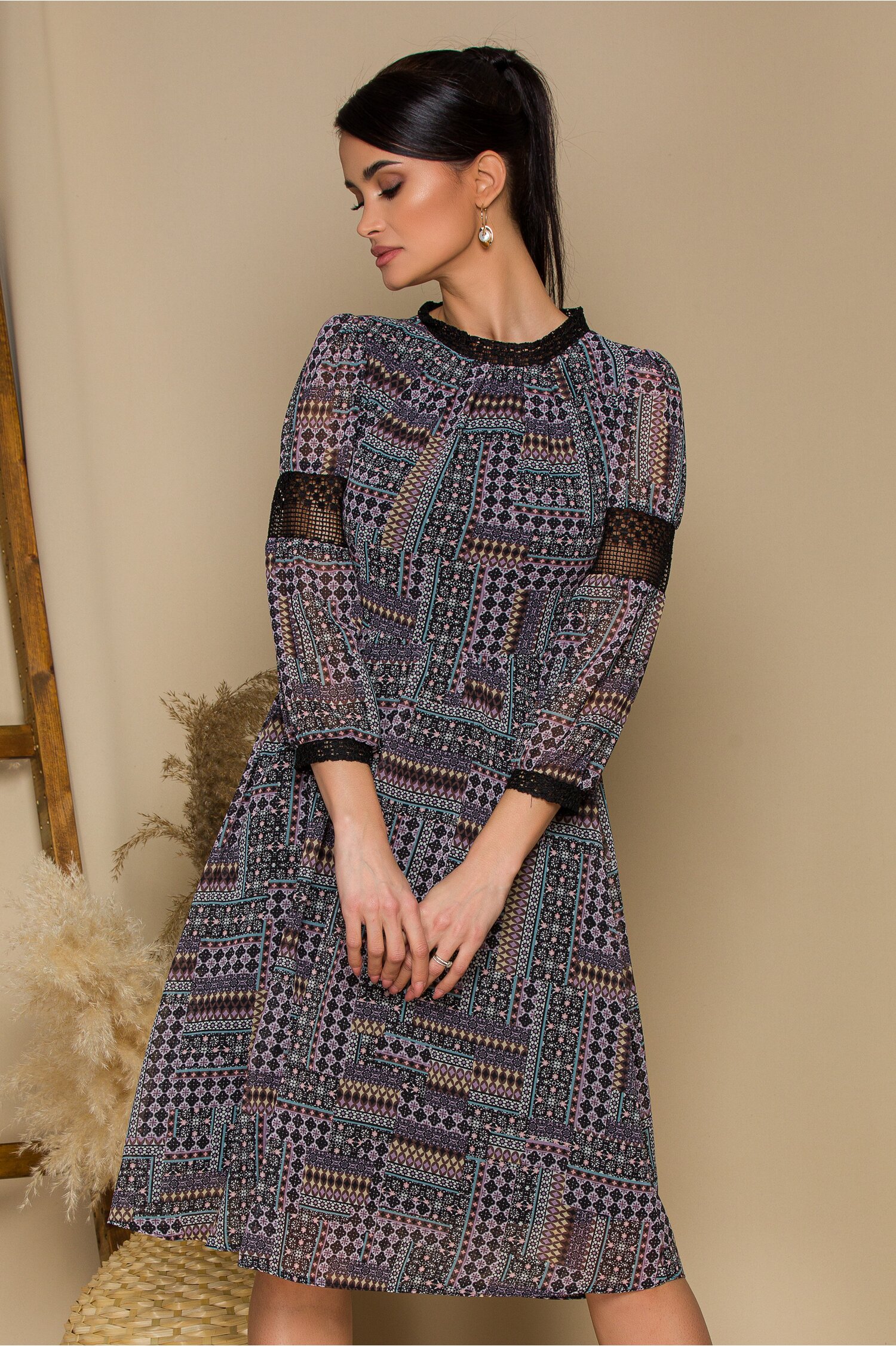 Rochie Moze neagra din voal cu imprimeuri geometrice multiple