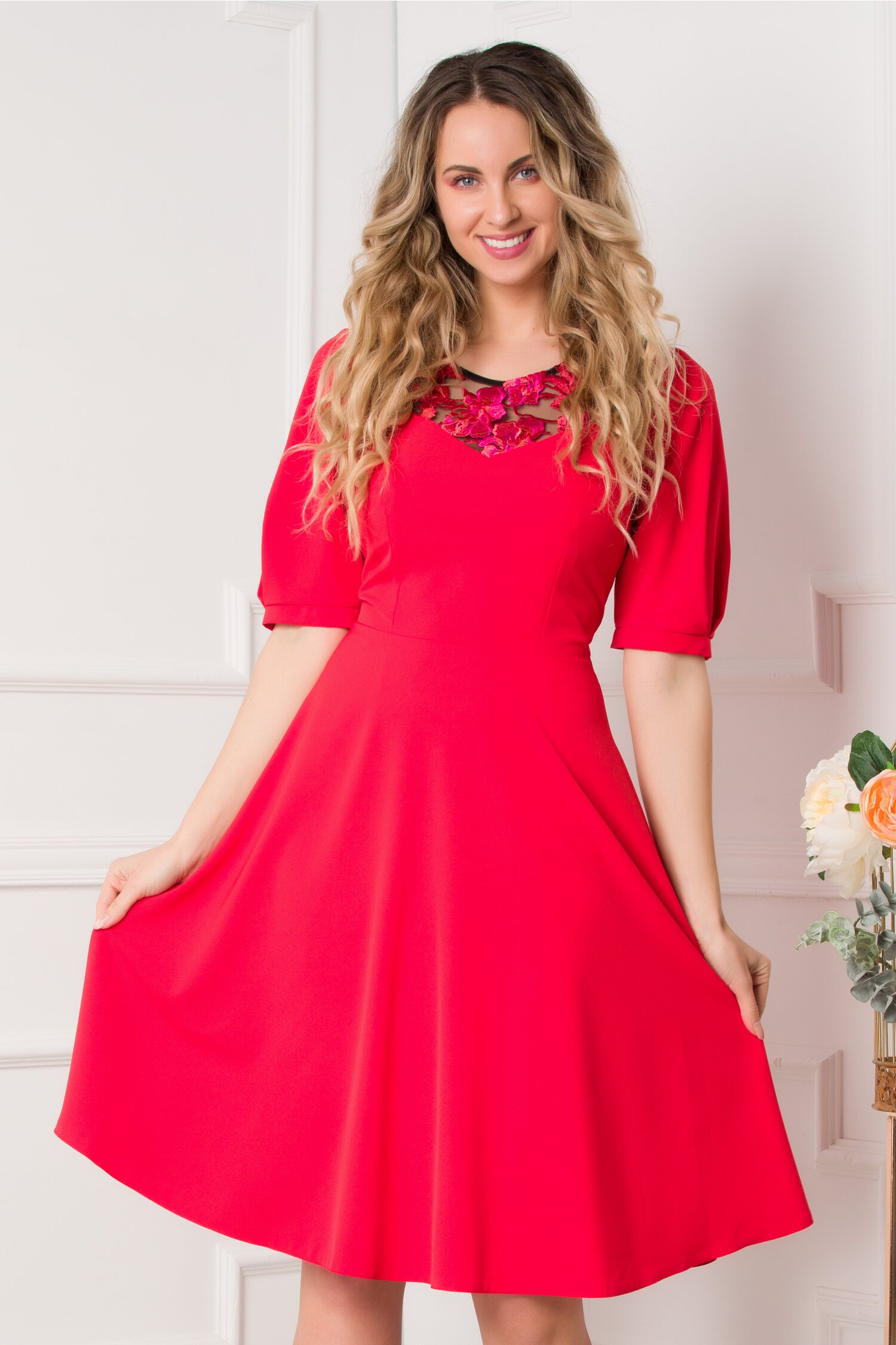Rochie Moze rosie clos cu broderie florala la decolteu