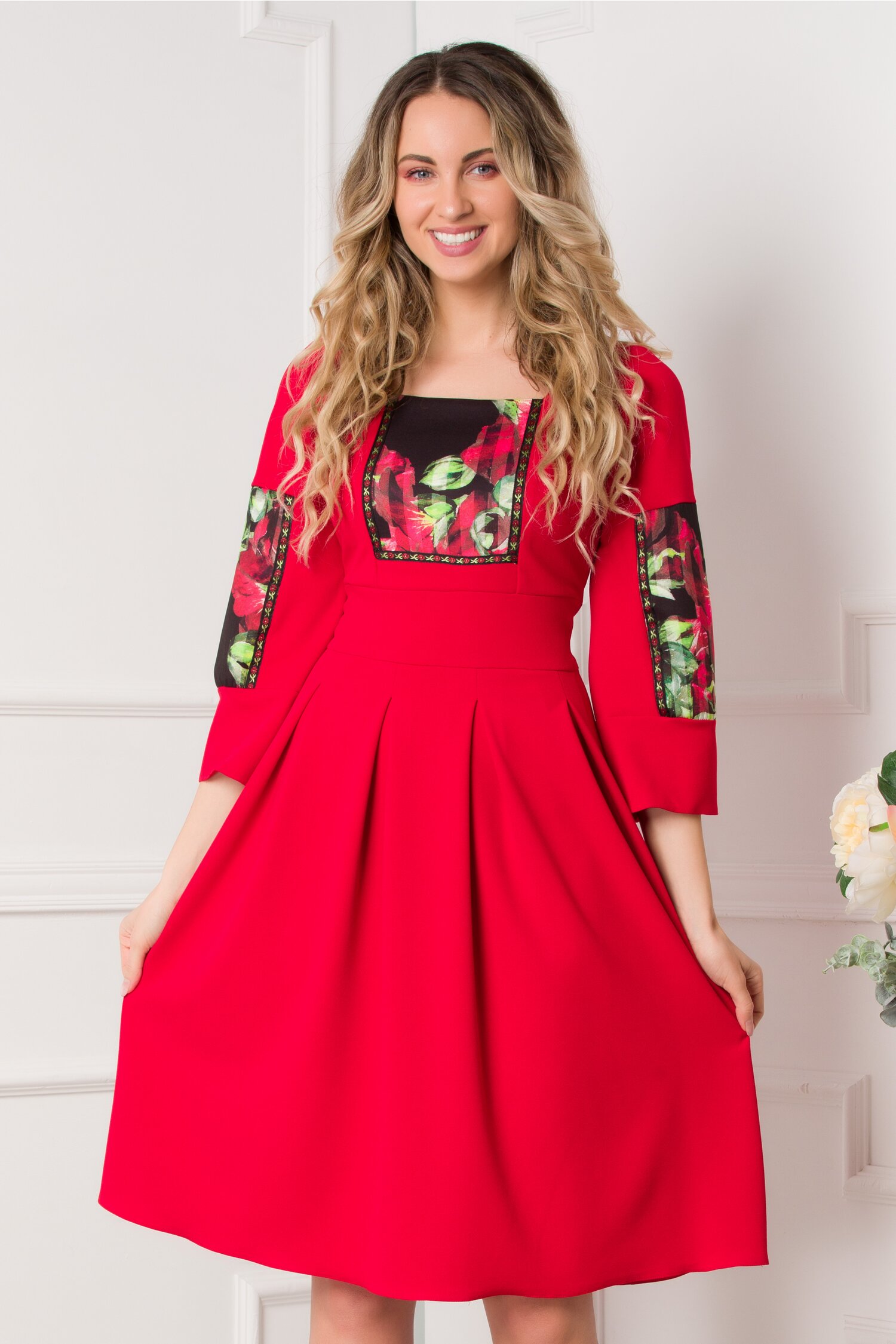 Rochie Moze rosie clos cu imprimeuri la bust si maneci