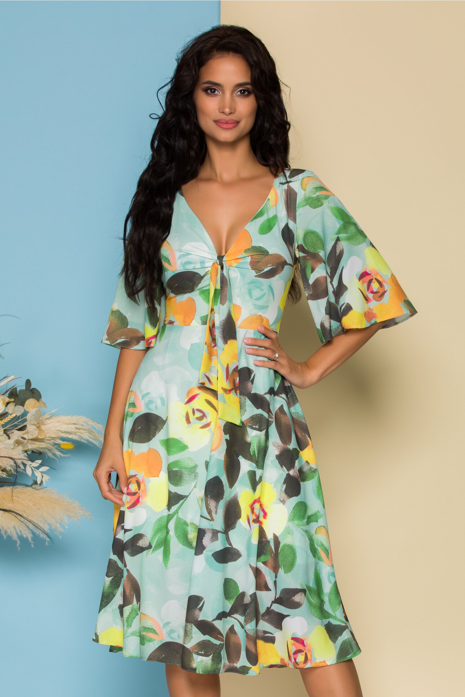 Rochie Moze verde cu imprimeu floral si nod stilizat la bust