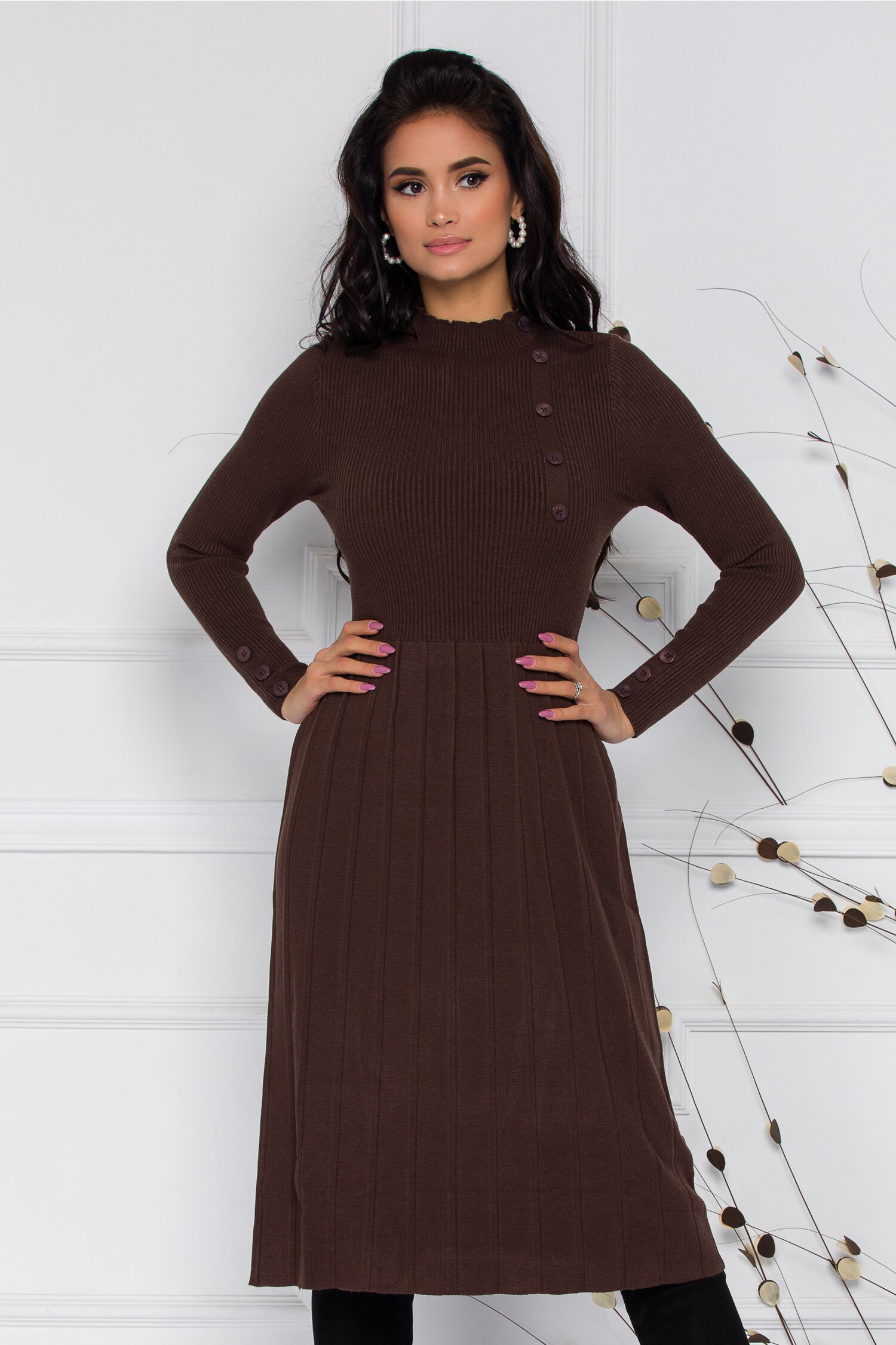 Rochie Natalia maro din tricot cu nasturi decorativi la bust