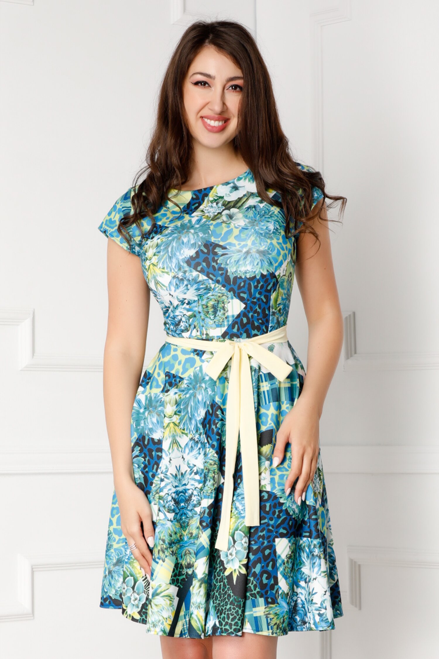Rochie Naty verde cu imprimeuri diverse si cordon in talie